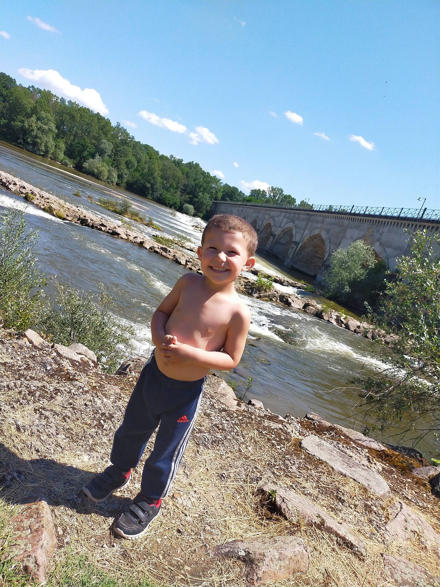 Hugo a rejoint le concours — aidez-le/la à gagner de superbes lots ! barechested, cloud, fun, glasses, grass, happy, joy, landscape, leisure, people_in_nature, person, plant, recreation, sand, sky, thigh, toddler, travel, tree, water