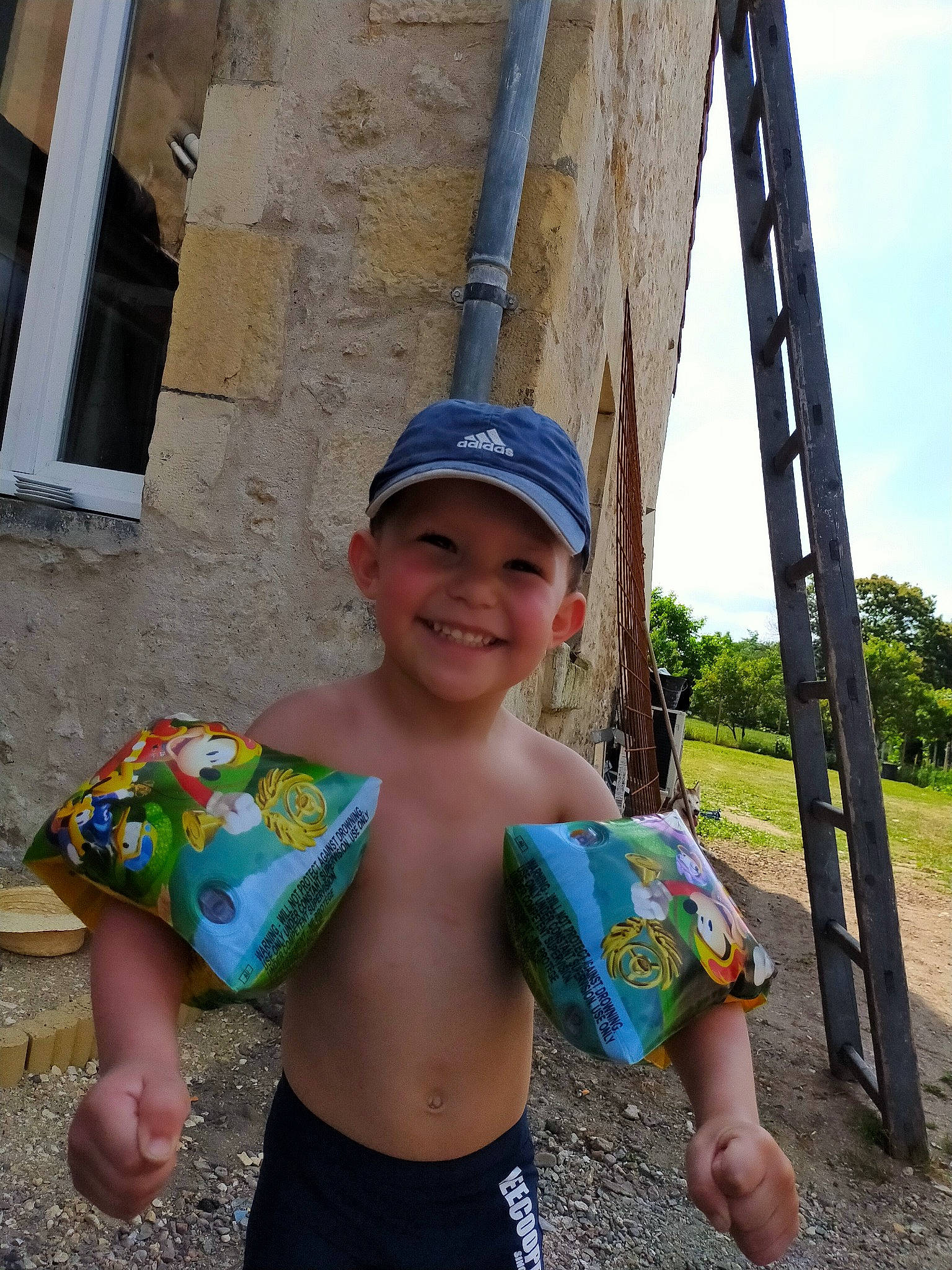 Hugo participe au concours pour gagner de l'argent avec cette photo : baseball_cap, cap, child, electric_blue, fun, happy, headwear, human_body, joy, leisure, person, recreation, sand, sky, smile, standing, t_shirt, toddler, tourism, travel