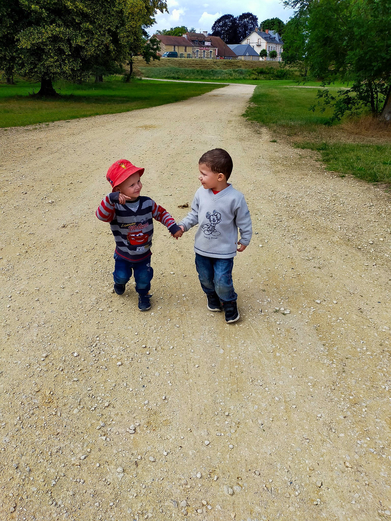 Hugo a rejoint le concours — aidez-le/la à gagner de superbes lots ! asphalt, baby, cloud, gesture, grass, grass_family, grassland, hand, headwear, jeans, joy, landscape, leisure, people_in_nature, person, plant, recreation, road_surface, rural_area, sky