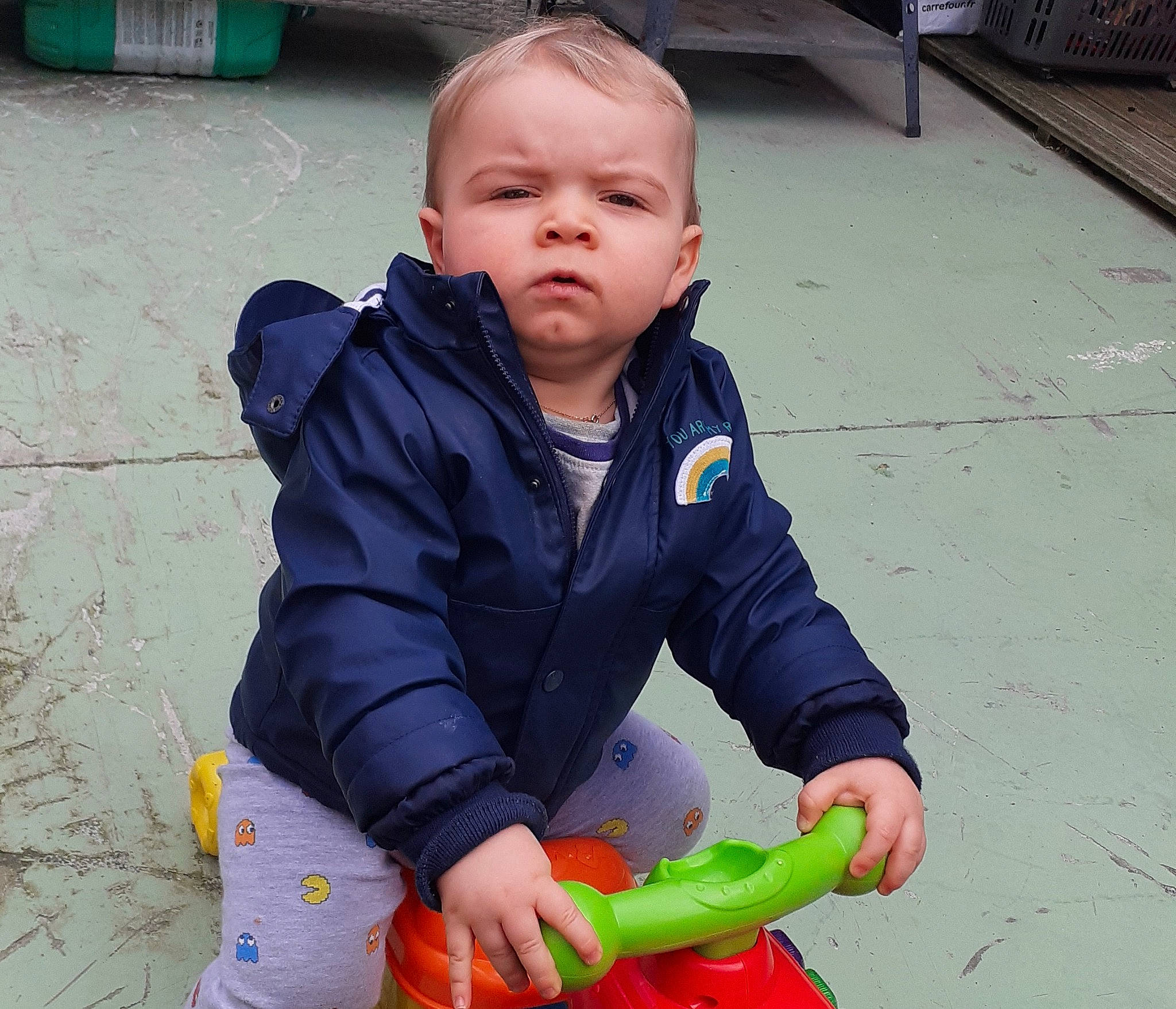 Maël participe au concours pour gagner de l'argent avec cette photo : child, jacket, outerwear, person, play, sitting, toddler