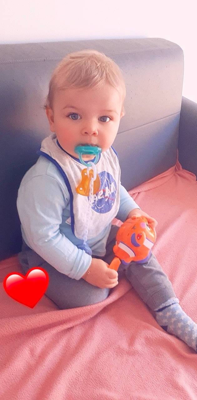 Maël participe au concours pour gagner de l'argent avec cette photo : baby, baby_playing_with_toys, baby_products, baby_toddler_clothing, child, orange, person, play, product, sitting, surprise, toddler, toy