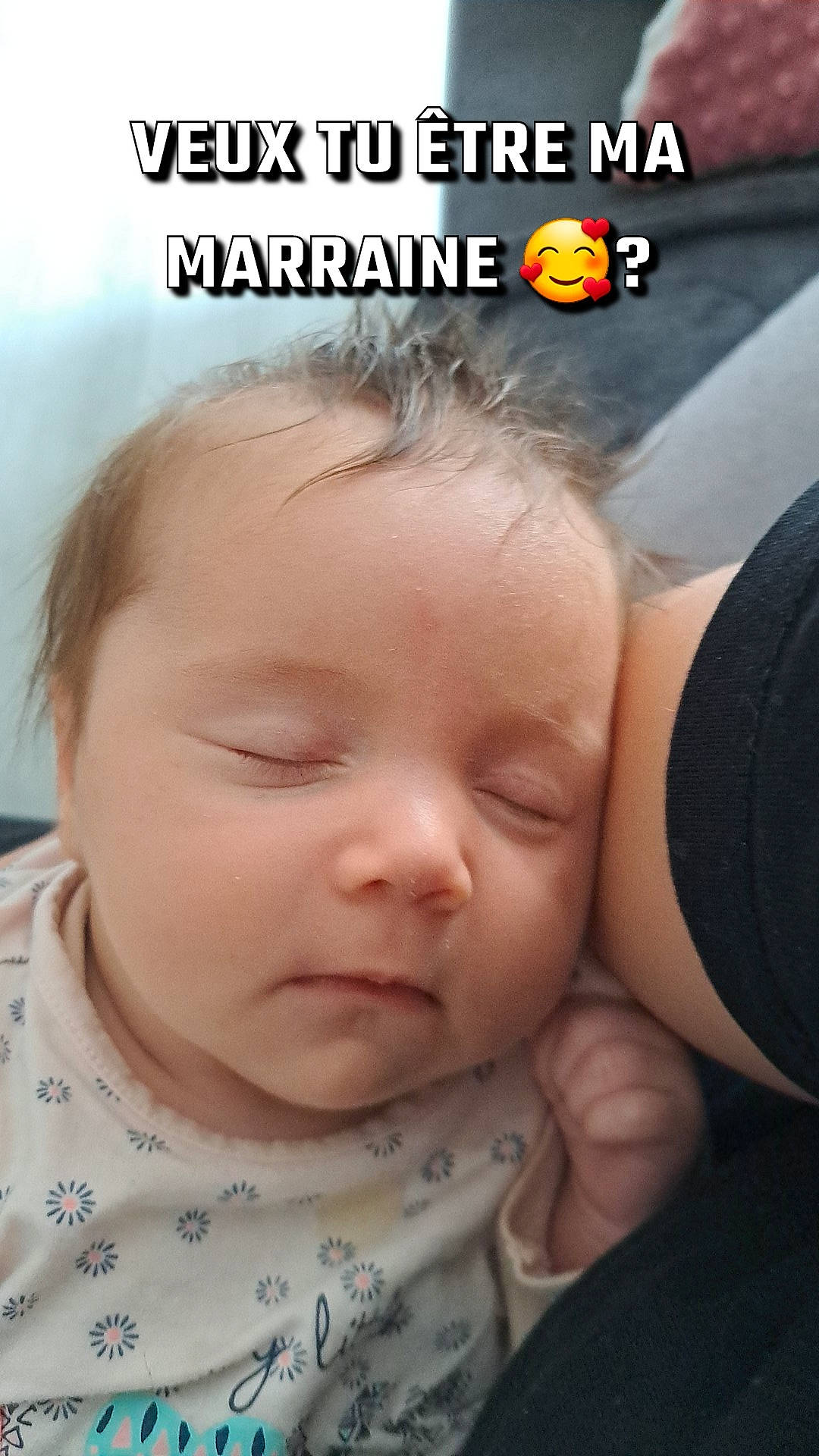 Zoë a rejoint le concours — aidez-le/la à gagner de superbes lots ! baby, baby_toddler_clothing, cheek, child, chin, comfort, ear, eyebrow, eyelash, forehead, gesture, happy, head, mouth, nose, person, photo_caption, photograph, skin, thumb