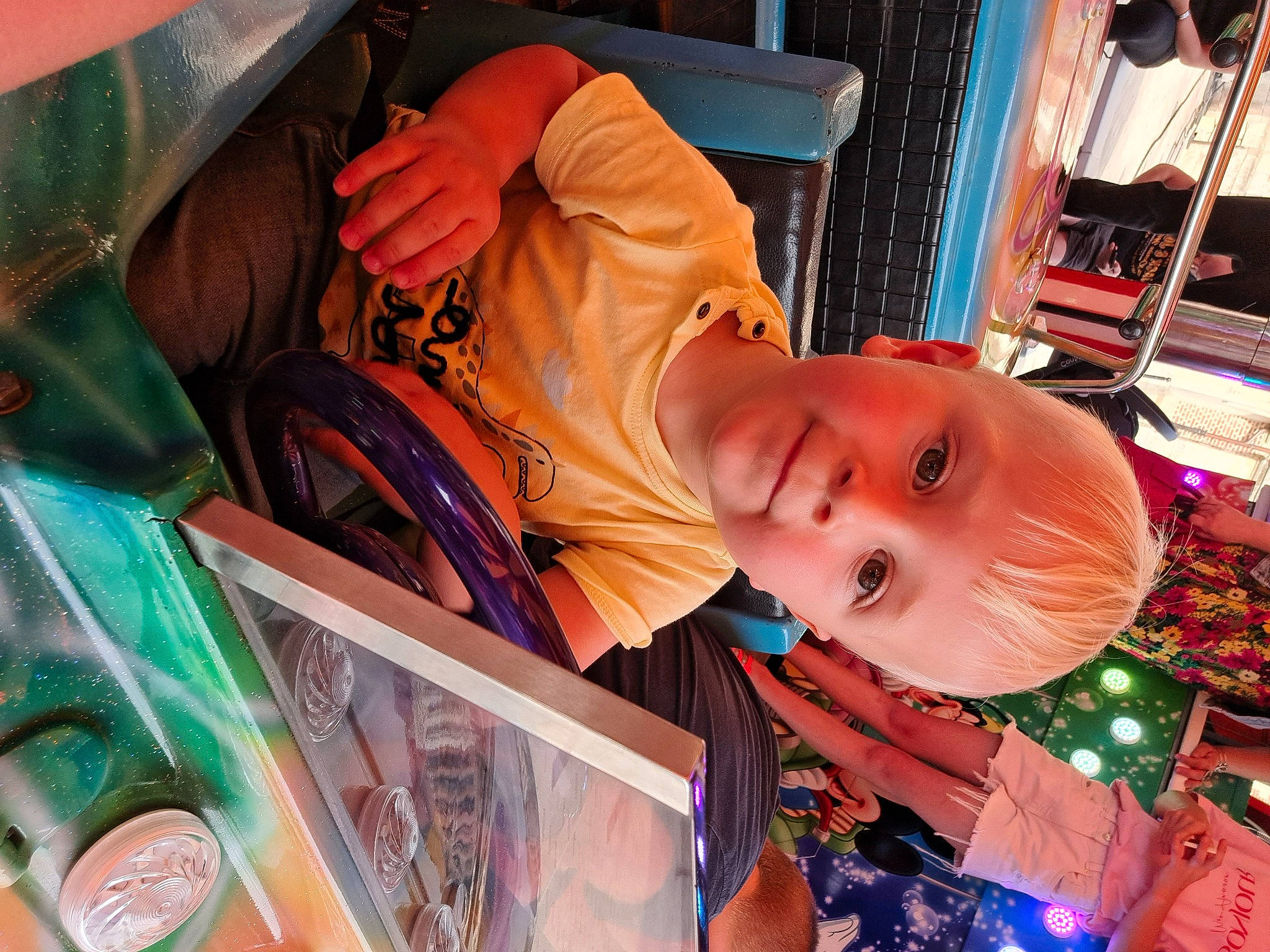 Louca participe au concours pour gagner de l'argent avec cette photo : baby, child, event, fun, hat, leisure, person, personal_protective_equipment, room, toddler