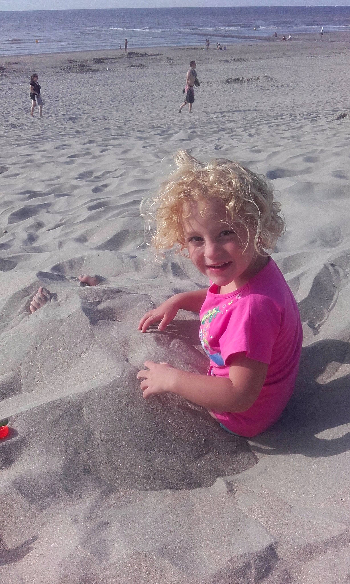 Jazz participe au concours pour gagner de l'argent avec cette photo : beach, body_of_water, coast, coastal_and_oceanic_landforms, fun, girl, joy, material, ocean, person, sand, sea, shore, summer, vacation, water, wave, wind_wave