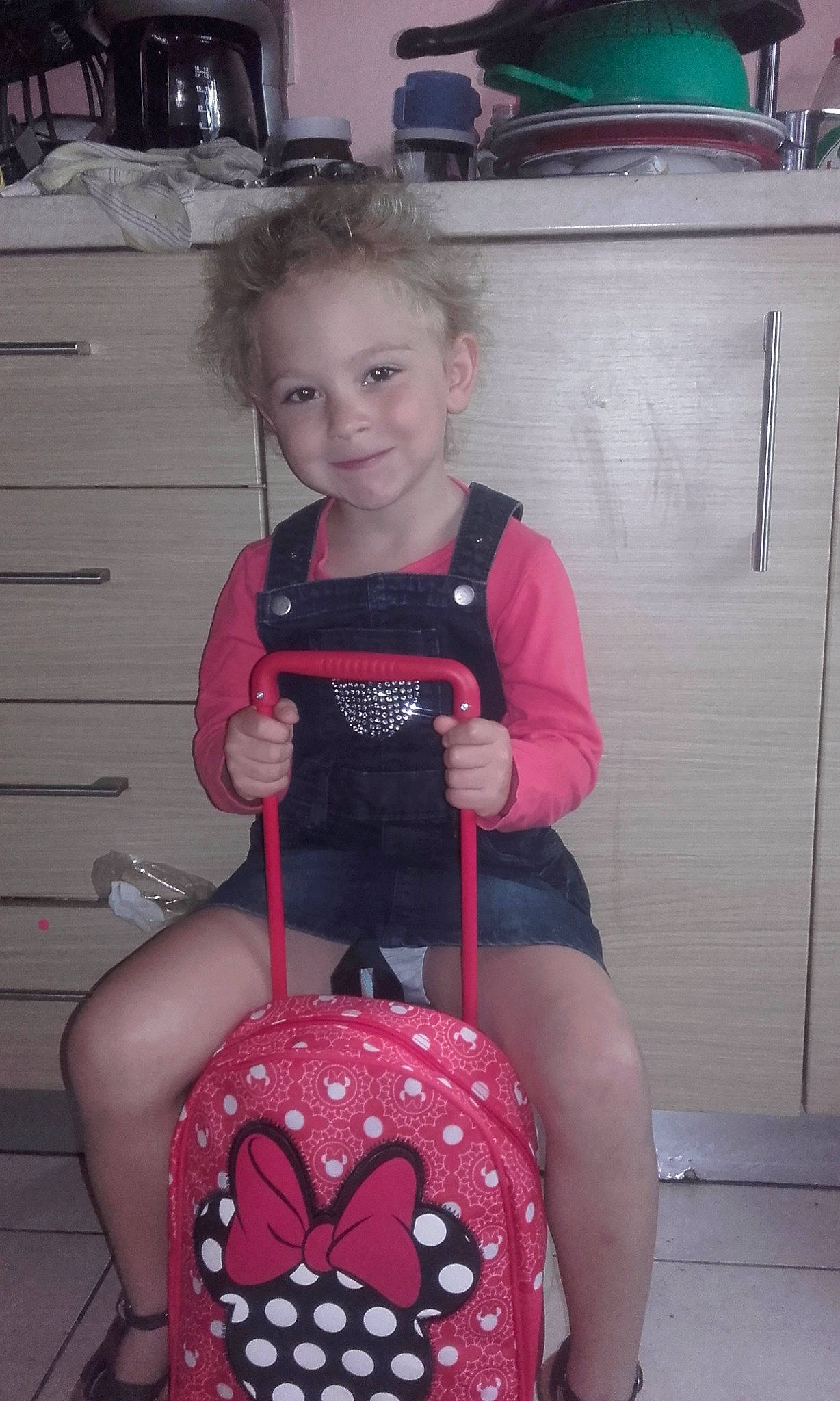 Jazz participe au concours pour gagner de l'argent avec cette photo : arm, baby_carriage, baby_products, child, clothing, day, design, girl, human_hair_color, joy, leg, mouth, person, pink, product, red, shoulder, sitting, skin, standing