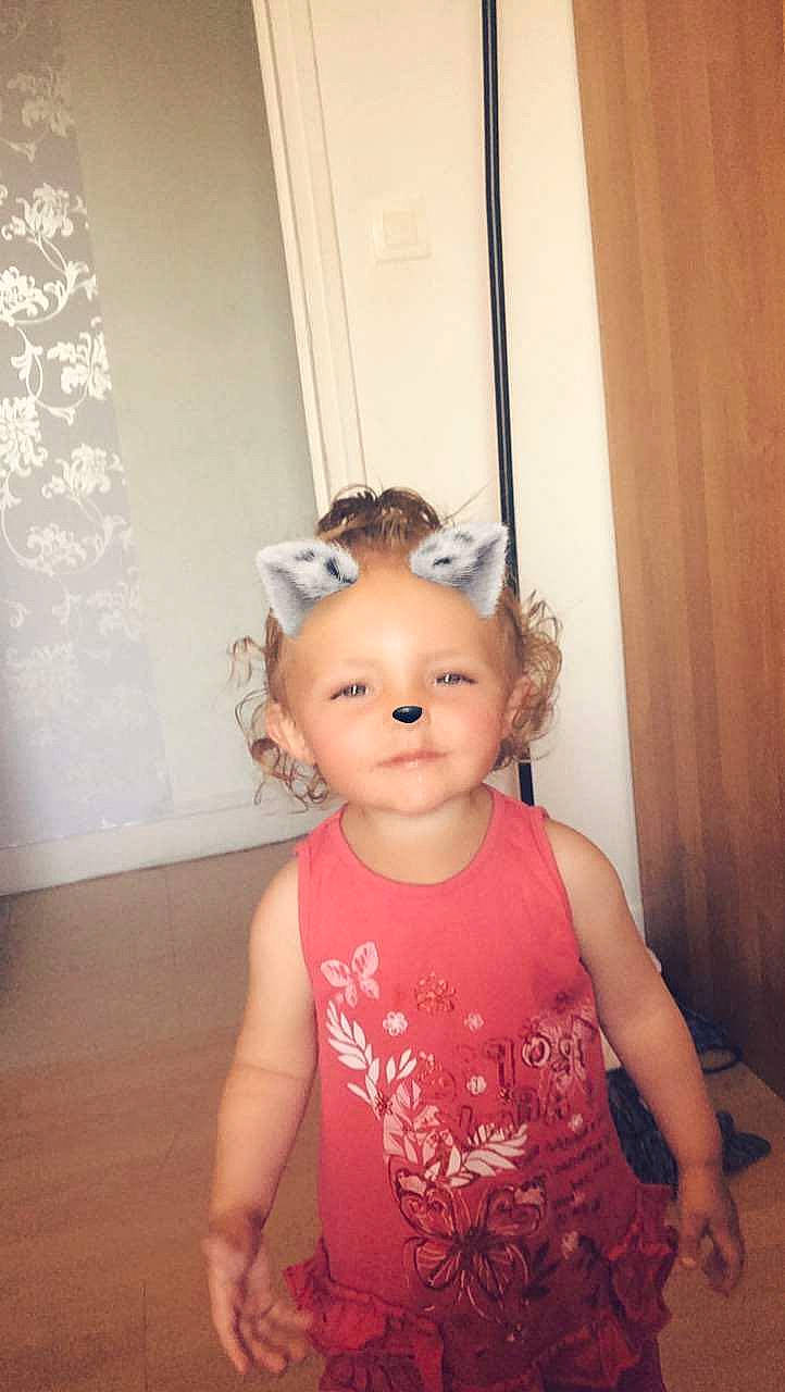 Lena a rejoint le concours — aidez-le/la à gagner de superbes lots ! baby, cheek, child, dress, ear, fun, hair_accessory, head, headband, iris, person, pink, skin, smile, standing, toddler