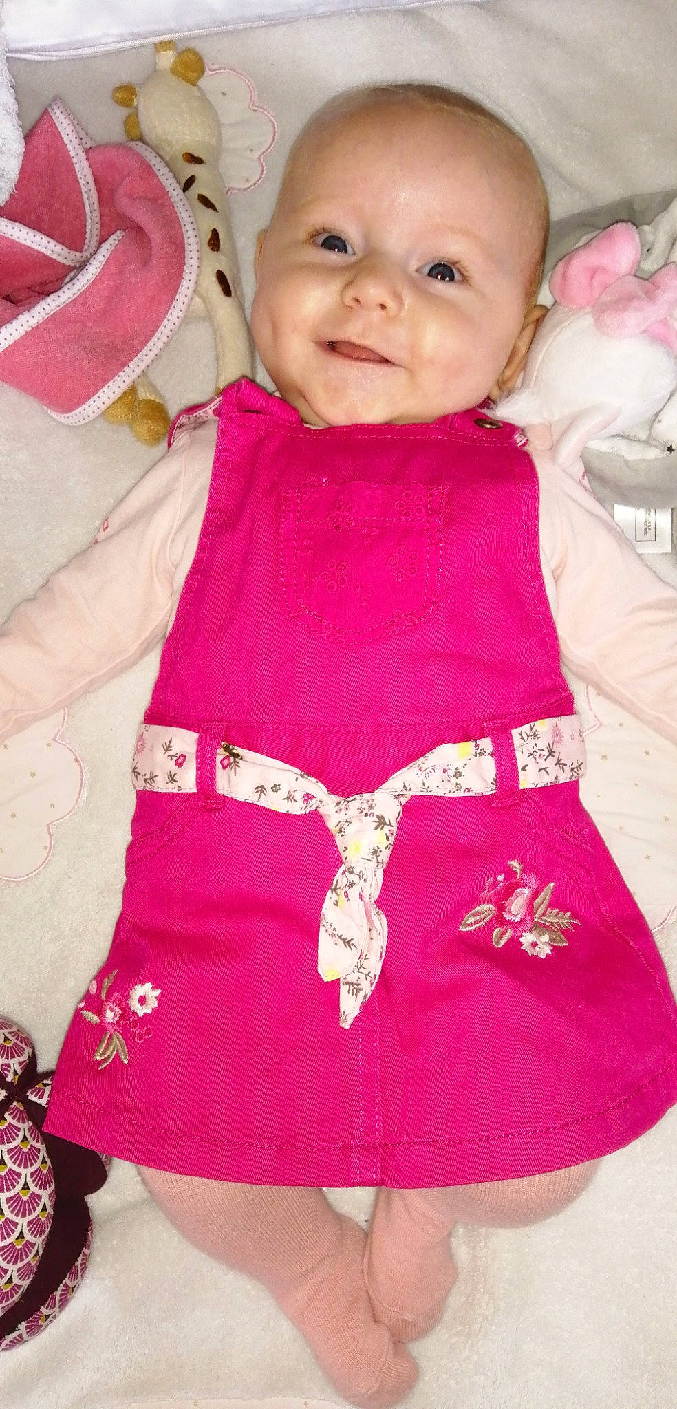 Zoé participe au concours pour gagner de l'argent avec cette photo : baby_products, baby_toddler_clothing, child, clothing, joy, magenta, pattern, person, pink, product, textile, toddler