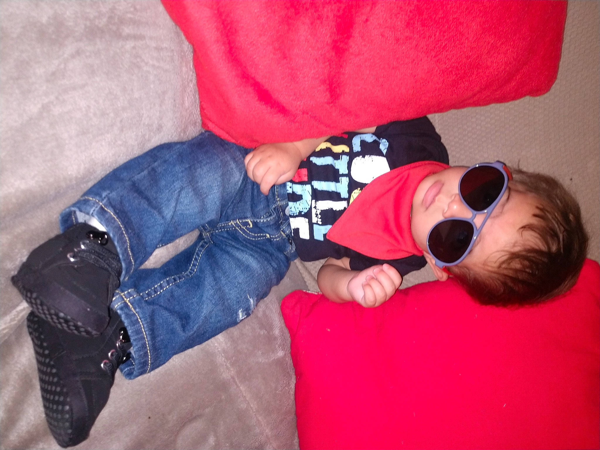 Claudio is registered to the contest to win money with this photo: arm, baby, baby_toddler_clothing, carmine, child, comfort, cool, elbow, electric_blue, finger, goggles, hand, joint, person, red, shoulder, sleeve, sunglasses, textile, thigh