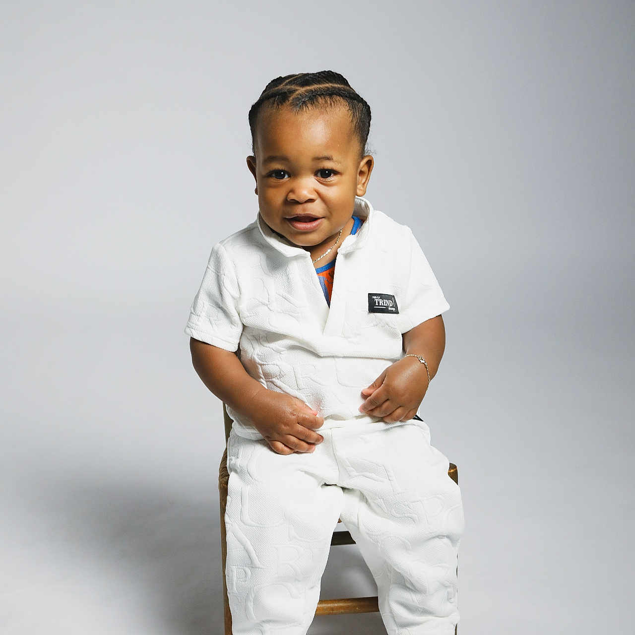 Davichi participe au concours pour gagner de l'argent avec cette photo : bodypart, boy, child, clothing, coat, face, finger, formalwear, happy, head, labcoat, male, pants, person, photography, portrait, shirt, sitting, smile, suit