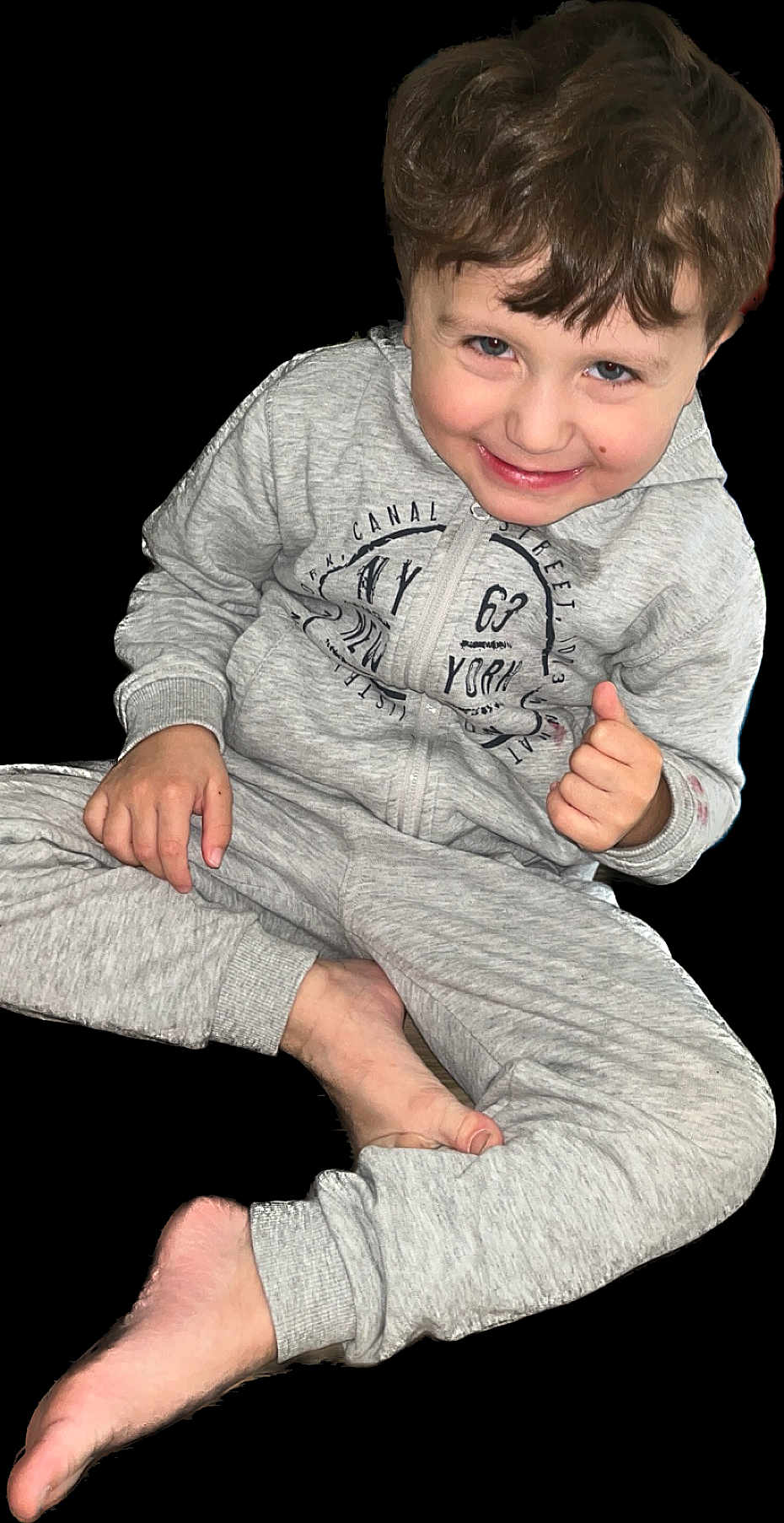 Kais a rejoint le concours — aidez-le/la à gagner de superbes lots ! child, boy, smile, gray_tracksuit, sitting, barefoot, happy, portrait, casual_clothing, playful, young, person, childhood, cute, indoors, relaxed, fun, hair, face, skin