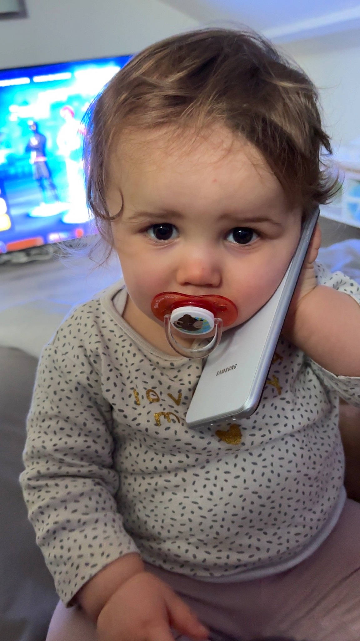 Kiara a rejoint le concours — aidez-le/la à gagner de superbes lots ! baby, baby_toddler_clothing, cable_television, cheek, child, electronic_device, eyelash, facial_expression, finger, fun, gadget, iris, lip, mouth, nose, people, person, skin, sleeve, standing