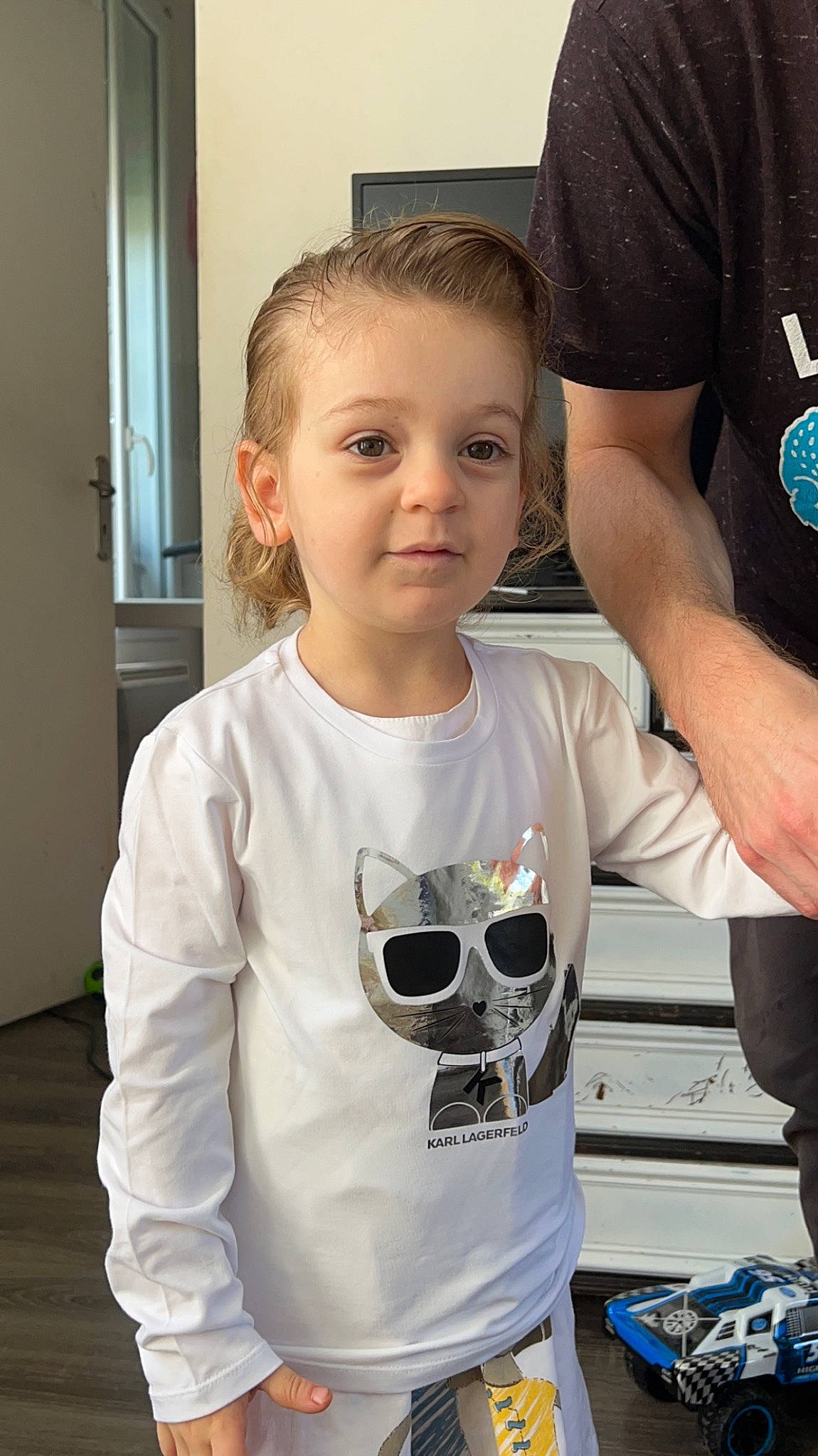 Jade participe au concours pour gagner de l'argent avec cette photo : arm, chest, child, elbow, eyewear, fun, gesture, goggles, joint, person, personal_protective_equipment, recreation, shoulder, sleeve, sportswear, sunglasses, t_shirt, toddler, top, vacation