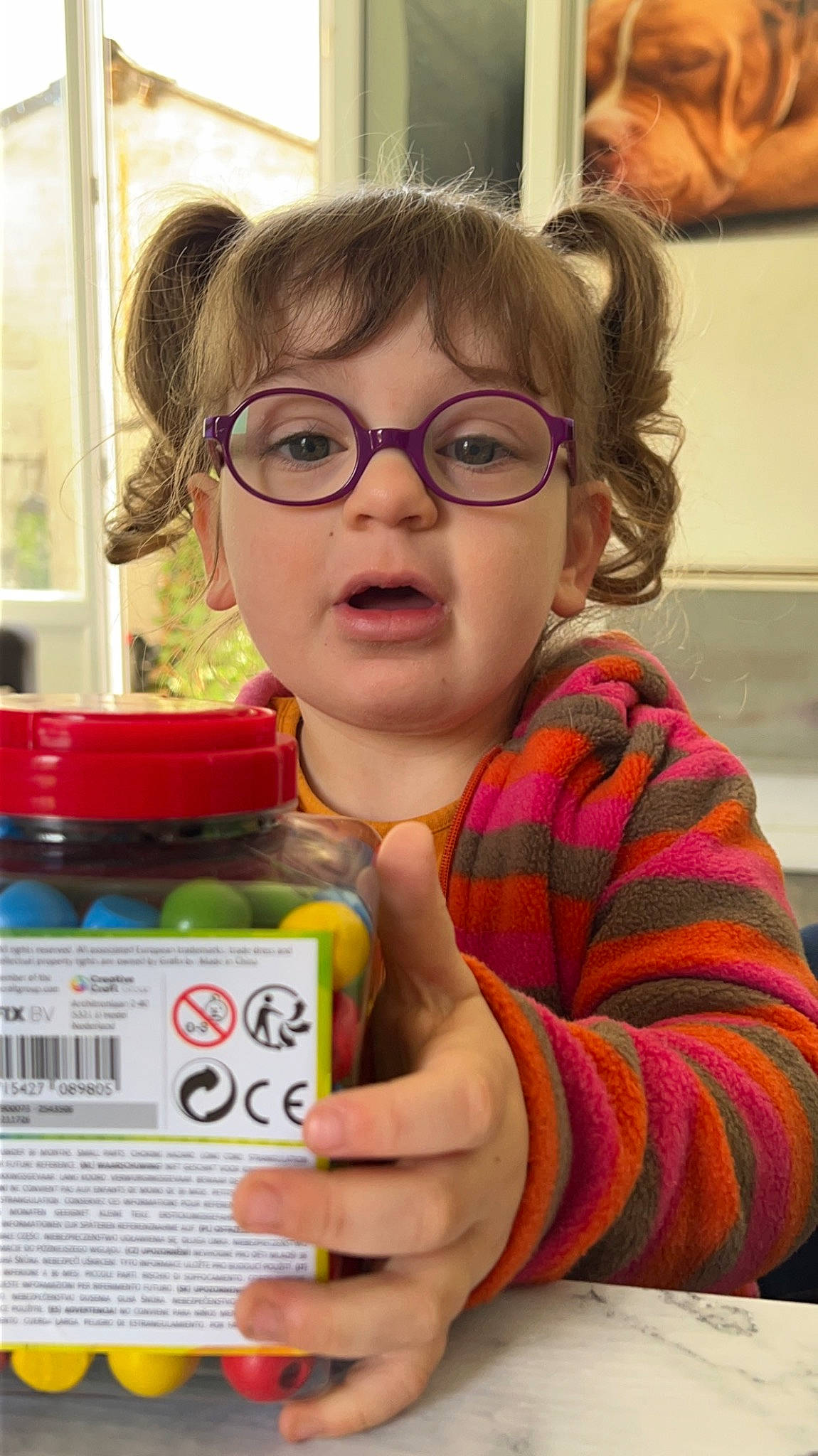 Jade participe au concours pour gagner de l'argent avec cette photo : bottle, cheek, child, drink, drinkware, eyewear, fun, glasses, happy, person, plastic, plastic_bottle, play, room, service, snapshot, solvent, thumb, toddler, vision_care
