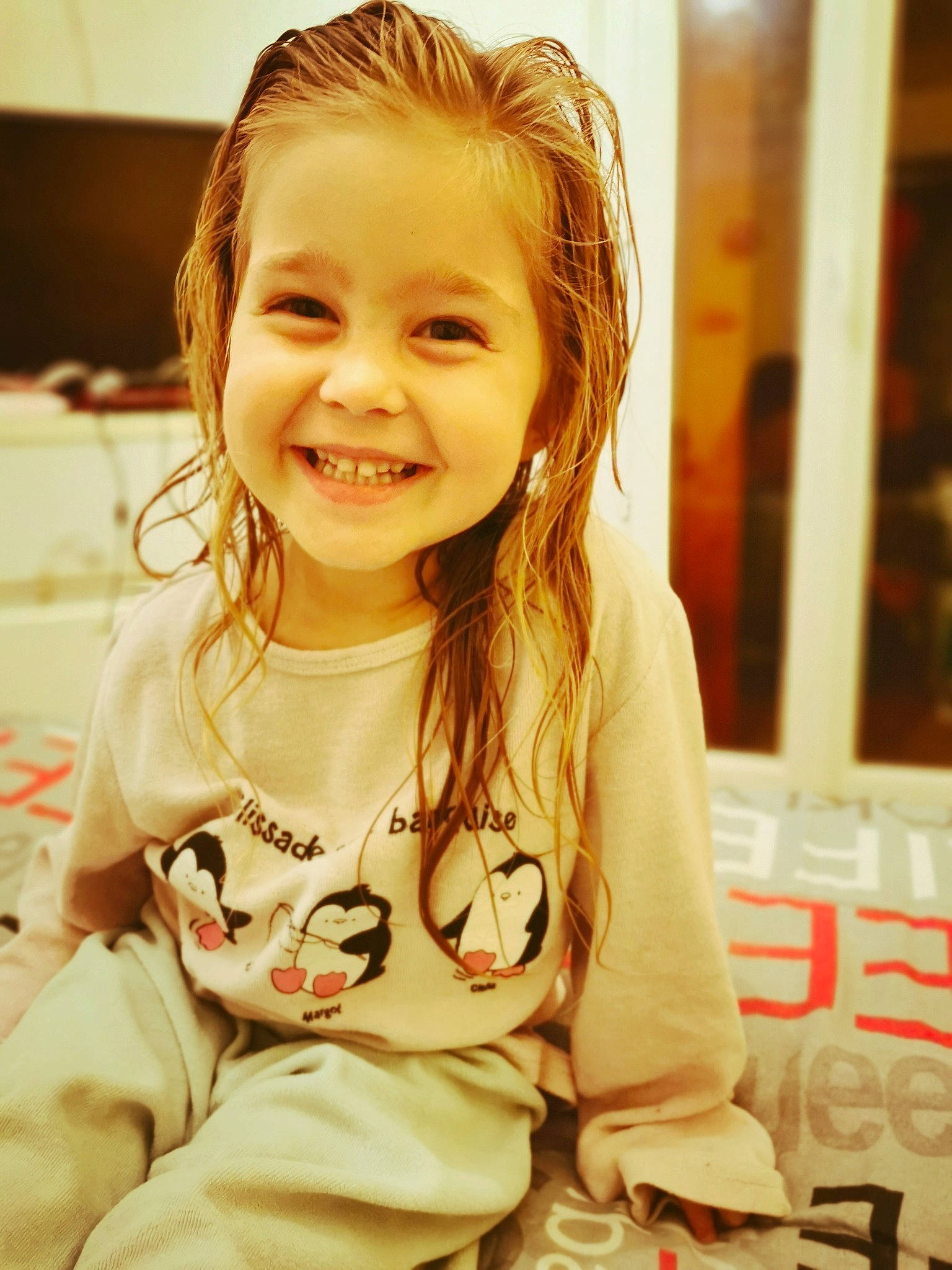 Sohana participe au concours pour gagner de l'argent avec cette photo : blond, cheek, child, chin, eye, face, facial_expression, fun, hair, hairstyle, happy, head, iris, joy, laugh, long_hair, nose, person, sitting, skin