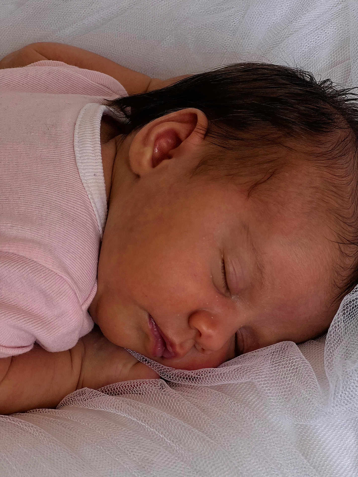 Anna participe au concours pour gagner de l'argent avec cette photo : baby, newborn, sleeping, face, pink_clothing, soft_fabric, closeup, peaceful, infant, skin, hair, ear, hand, resting, tulle, portrait, cute, child, sleep, cozy