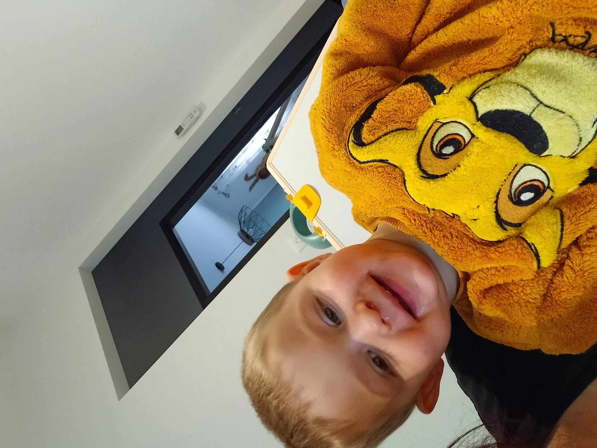 Carlu a rejoint le concours — aidez-le/la à gagner de superbes lots ! cheek, child, chin, eyebrow, eyelash, eyewear, facial_expression, fun, gesture, happy, jaw, joy, mouth, nose, person, room, selfie, smile, stuffed_toy, t_shirt