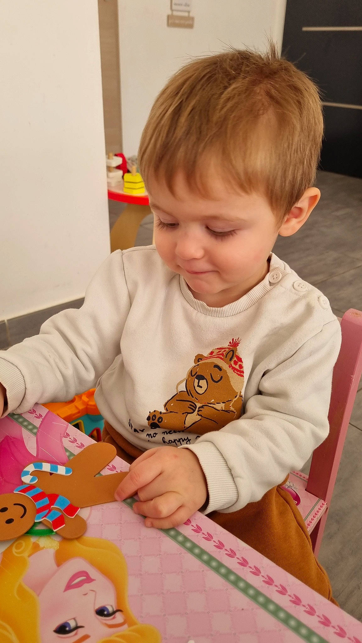 Carlu participe au concours pour gagner de l'argent avec cette photo : art, baby, baby_toddler_clothing, child, event, flooring, fun, learning, office_supplies, person, play, room, sharing, sitting, smile, stationery, t_shirt, table, toddler, visual_arts