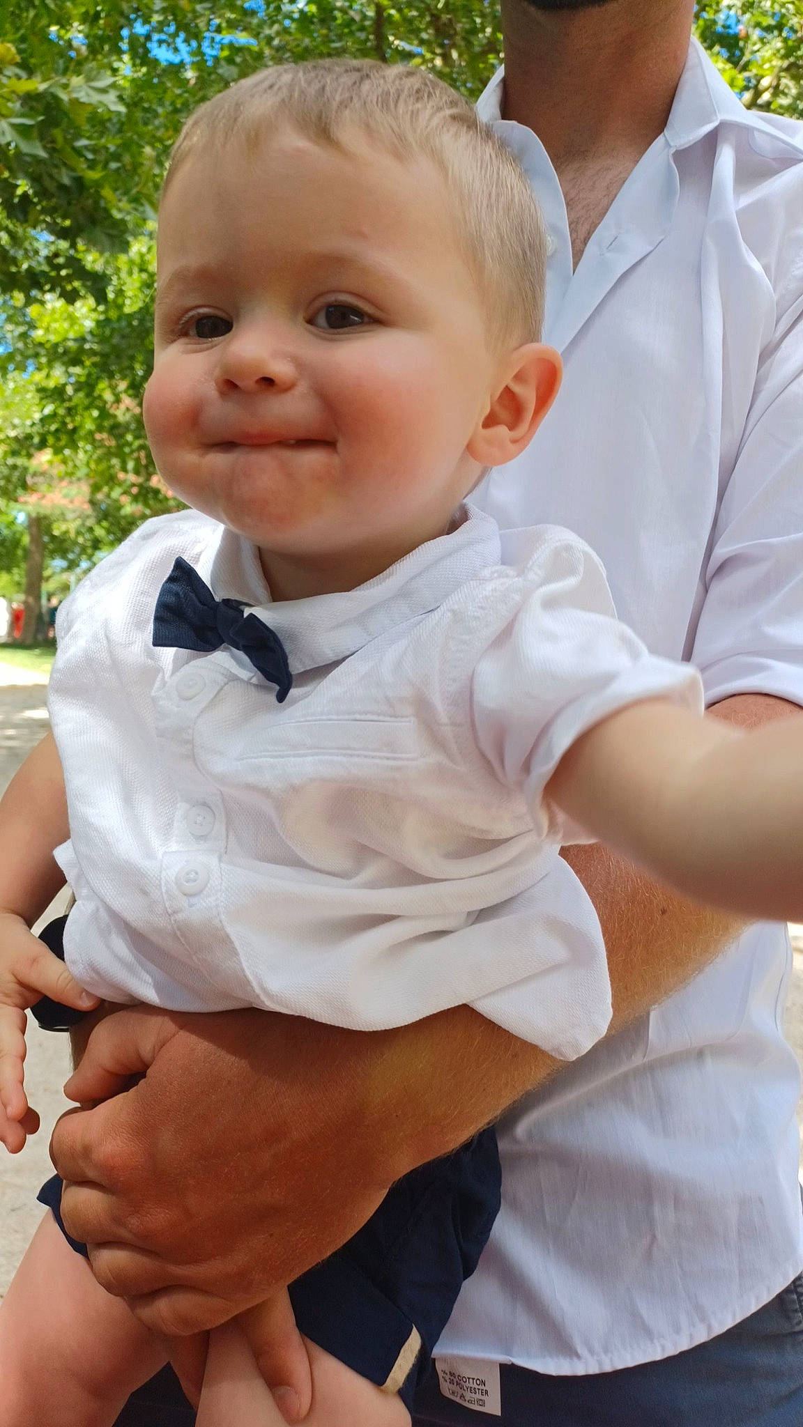 Carlu a rejoint le concours — aidez-le/la à gagner de superbes lots ! baby, baby_toddler_clothing, cheek, child, collar, dress_shirt, eye, finger, formal_wear, gesture, grass, hand, happy, head, joy, person, shoulder, sleeve, smile, thumb