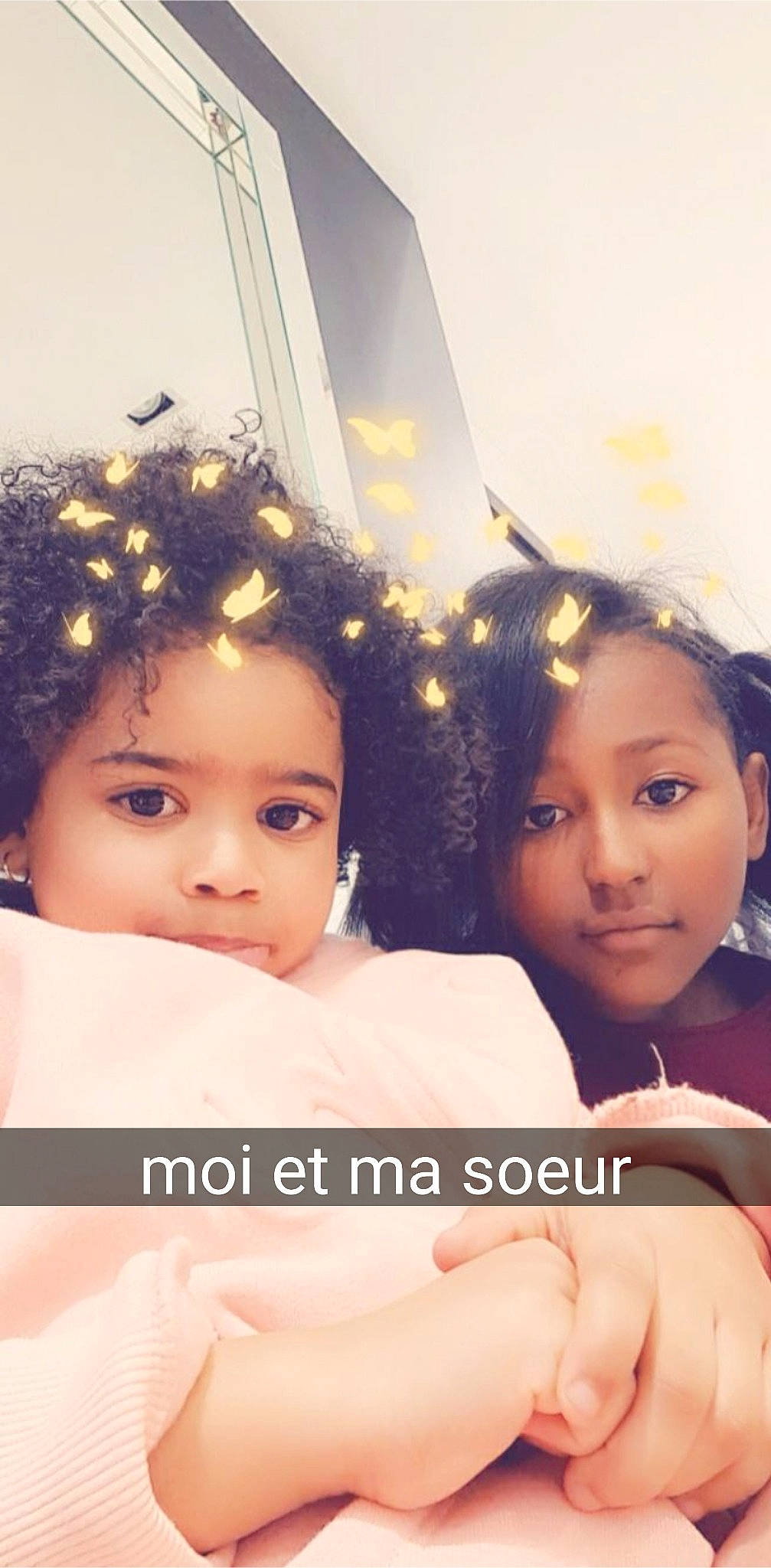 Kayleen a rejoint le concours — aidez-le/la à gagner de superbes lots ! black_hair, child, event, eye, eyelash, fashion_accessory, finger, flash_photography, fun, gesture, hair, hair_accessory, happy, head, headpiece, iris, person, photo_caption, selfie, skin