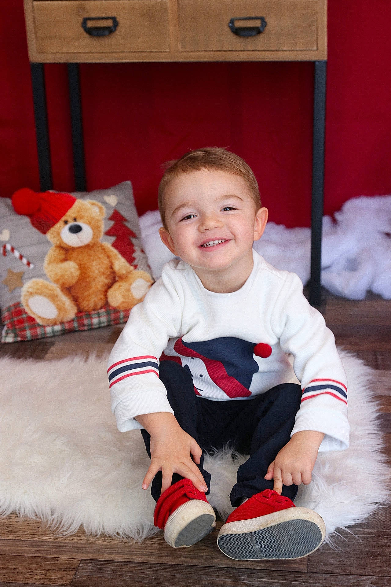 Hugo participe au concours pour gagner de l'argent avec cette photo : baby, baby_toddler_clothing, cabinetry, eye, face, flooring, happy, head, human_body, joy, lap, mammal, orange, person, red, skin, sleeve, smile, textile, toddler