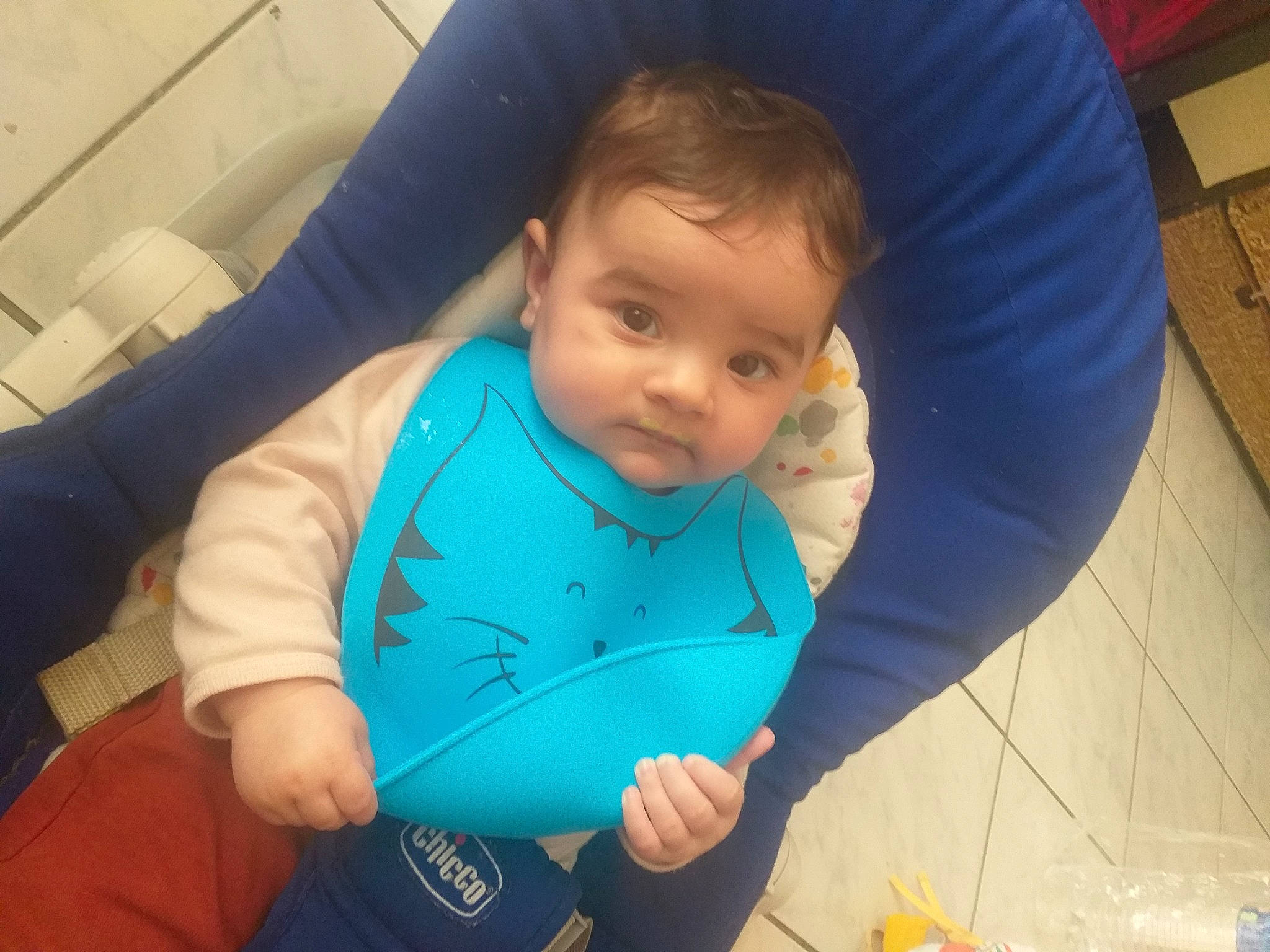 Izïa participe au concours pour gagner de l'argent avec cette photo : baby, baby_products, baby_toddler_clothing, car_seat, cheek, child, comfort, electric_blue, finger, flooring, fun, happy, leg, leisure, nose, person, play, sitting, thumb, toddler