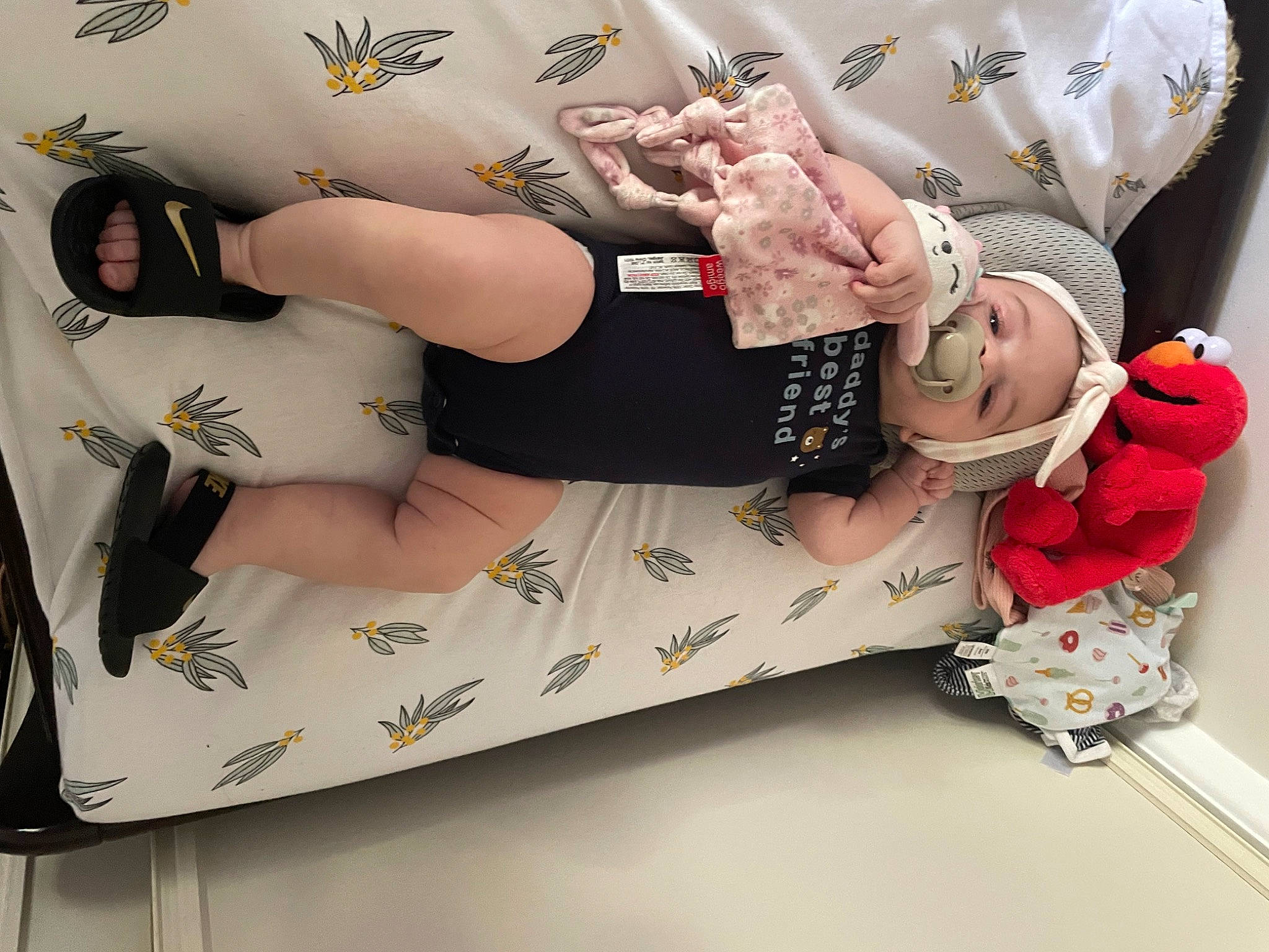 Isla is registered to the contest to win money with this photo: arm, bag, bracelet, carmine, comfort, fashion_accessory, gesture, hand, human_body, human_leg, jewellery, knee, leg, nail, pattern, person, sitting, sleeve, tattoo, thigh