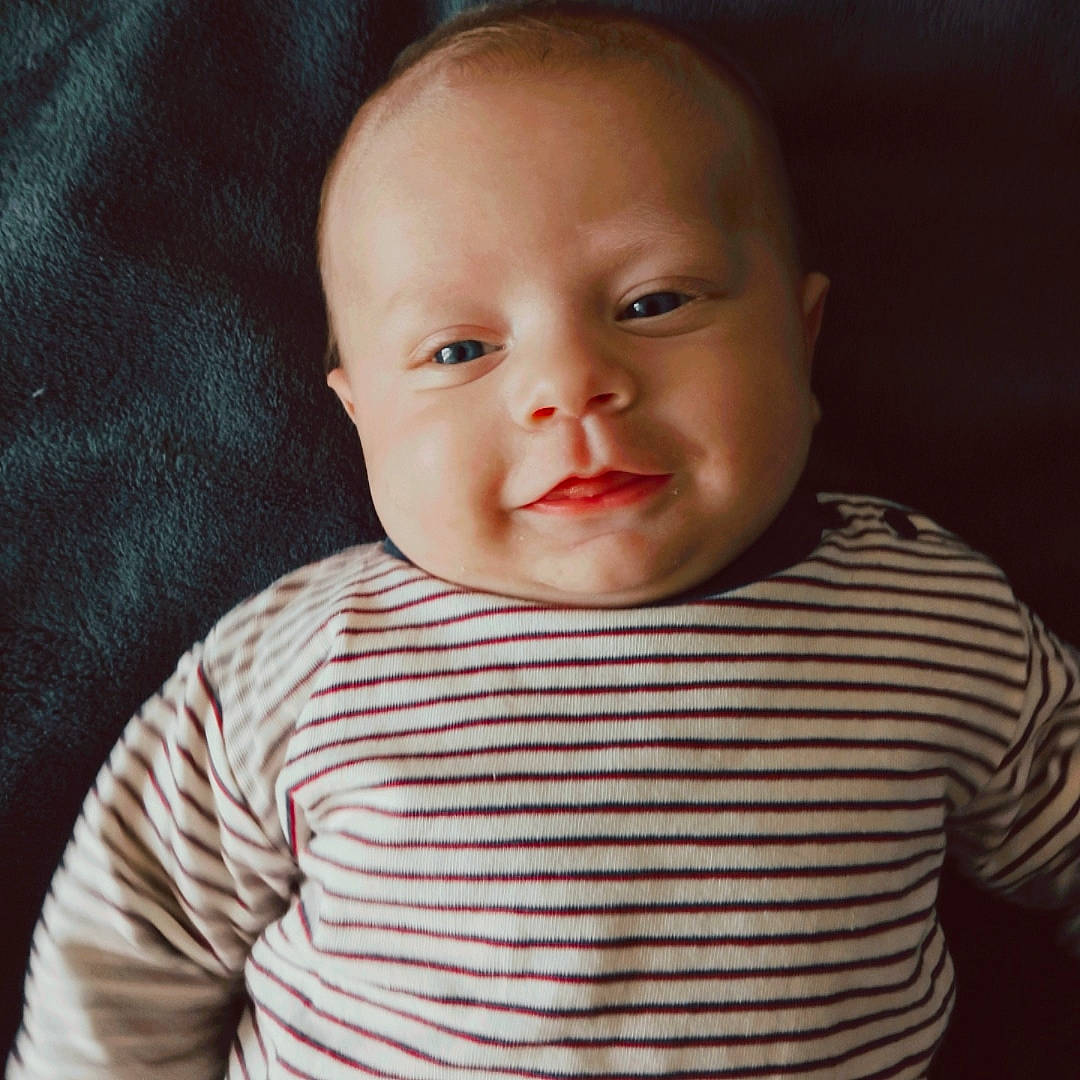 Luis a rejoint le concours — aidez-le/la à gagner de superbes lots ! baby, baby_toddler_clothing, cheek, collar, comfort, eyebrow, flash_photography, happy, iris, lip, mammal, mouth, neck, nose, person, skin, sleeve, smile, t_shirt, textile