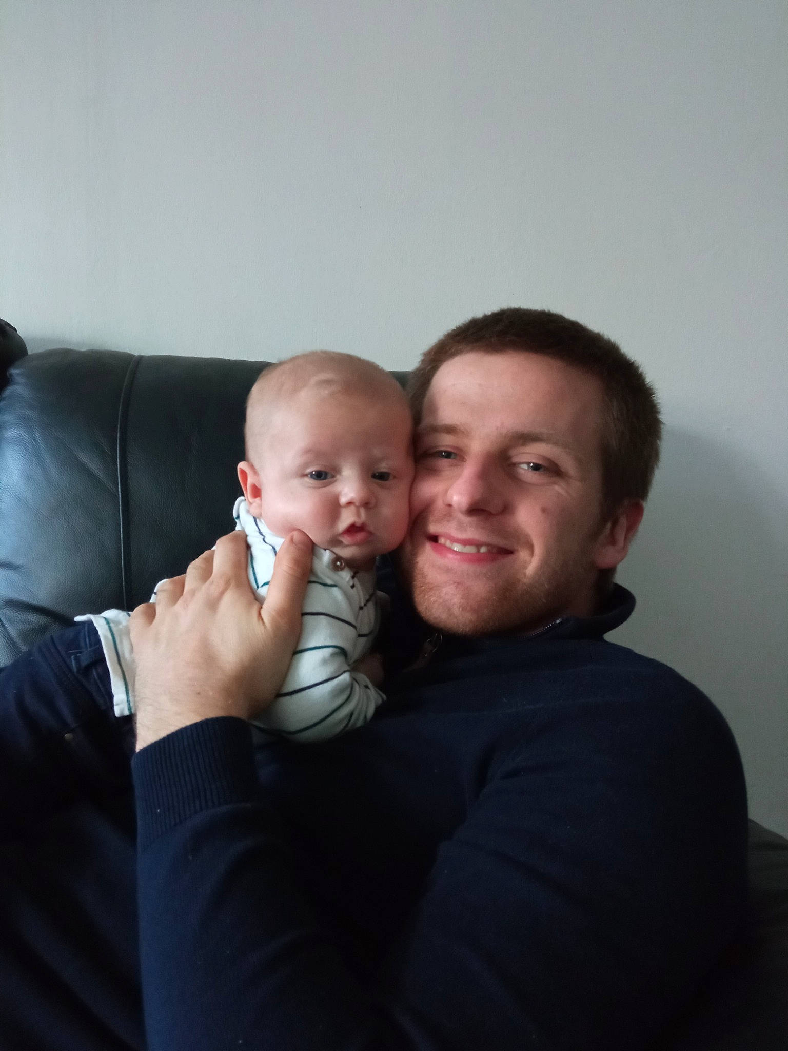 Luis participe au concours pour gagner de l'argent avec cette photo : abdomen, arm, baby, beard, comfort, couch, event, facial_hair, flash_photography, fun, gesture, happy, hug, iris, joy, leg, mouth, person, shoulder, sitting