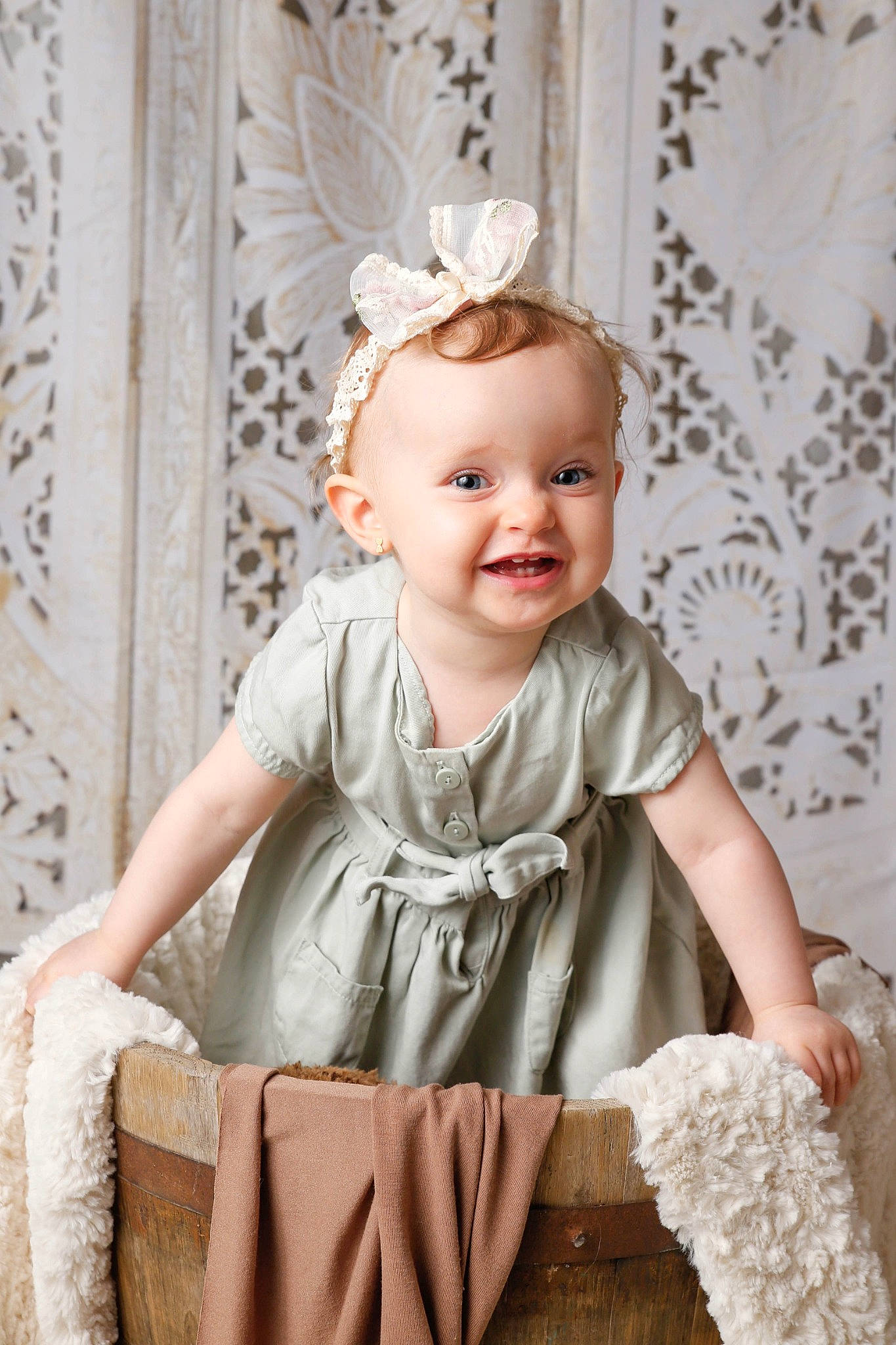 Eva a rejoint le concours — aidez-le/la à gagner de superbes lots ! baby, baby_toddler_clothing, blond, bridal_accessory, dress, embellishment, event, face, flash_photography, happy, headband, headpiece, iris, jewellery, joy, pattern, person, pink, sleeve, smile