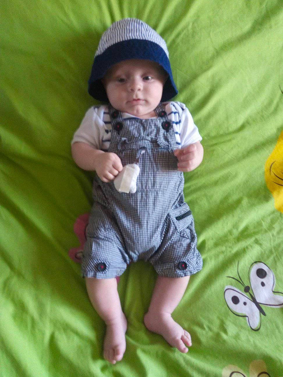 Djimmy participe au concours pour gagner de l'argent avec cette photo : baby, baby_toddler_clothing, comfort, dress, finger, fun, grass, hand, head, headwear, leaf, mammal, organ, people_in_nature, person, plant, product, skin, sleeve, textile