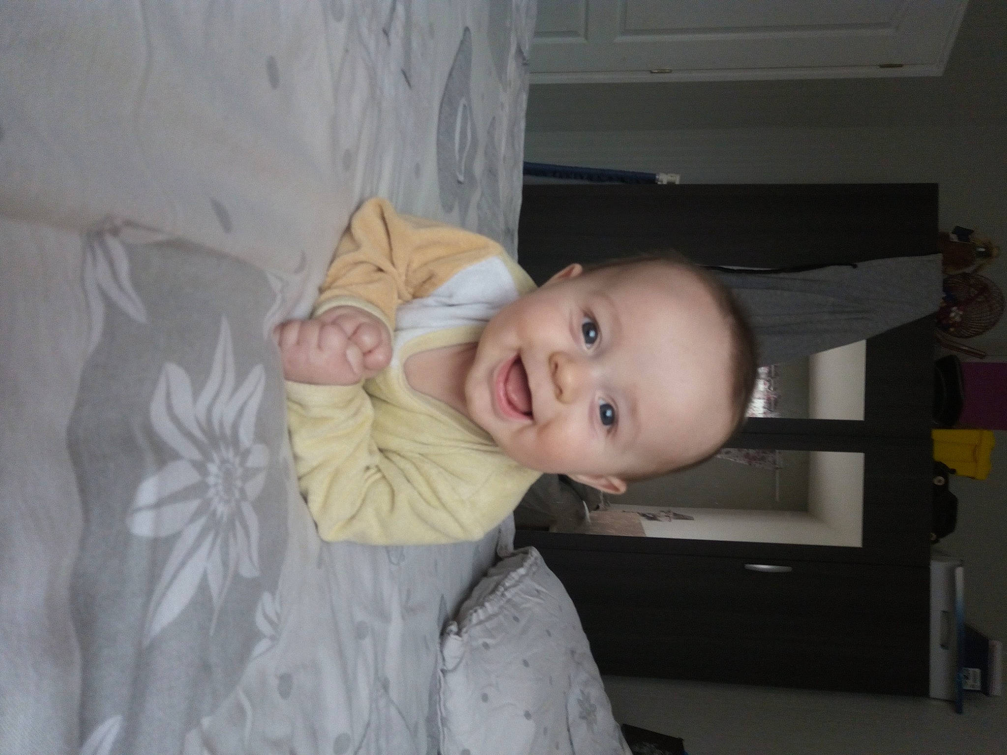 Djimmy a rejoint le concours — aidez-le/la à gagner de superbes lots ! baby, baby_laughing, baby_products, baby_safety, baby_toddler_clothing, cheek, child, comfort, flooring, fun, happy, linens, nose, person, room, sitting, sleeve, smile, suit, toddler