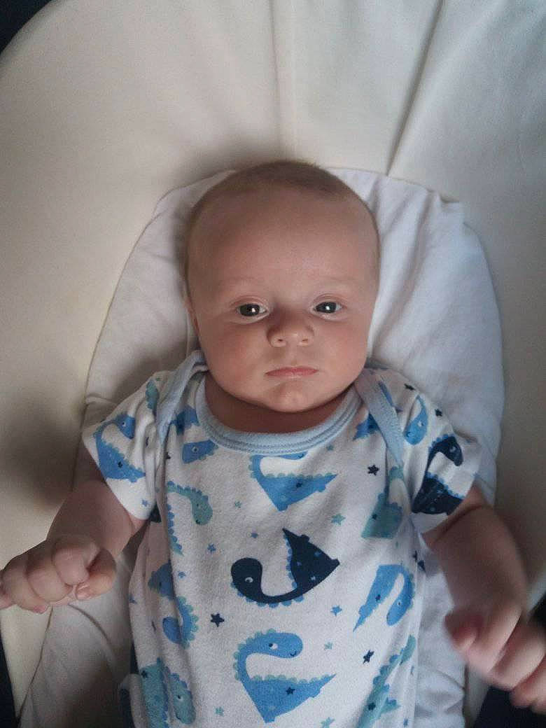 Djimmy participe au concours pour gagner de l'argent avec cette photo : baby, baby_products, baby_toddler_clothing, cheek, child, comfort, eye, eyebrow, finger, iris, linens, lip, mouth, neck, nose, person, sitting, skin, sleeve, toddler