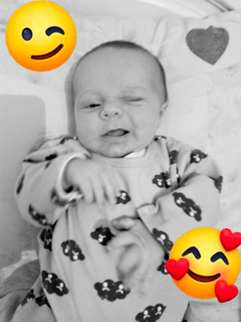 Djimmy participe au concours pour gagner de l'argent avec cette photo : baby, baby_toddler_clothing, black, cheek, chin, eye, facial_expression, hairstyle, happy, head, human, mammal, mouth, nose, organ, person, photograph, sleeve, smile, white