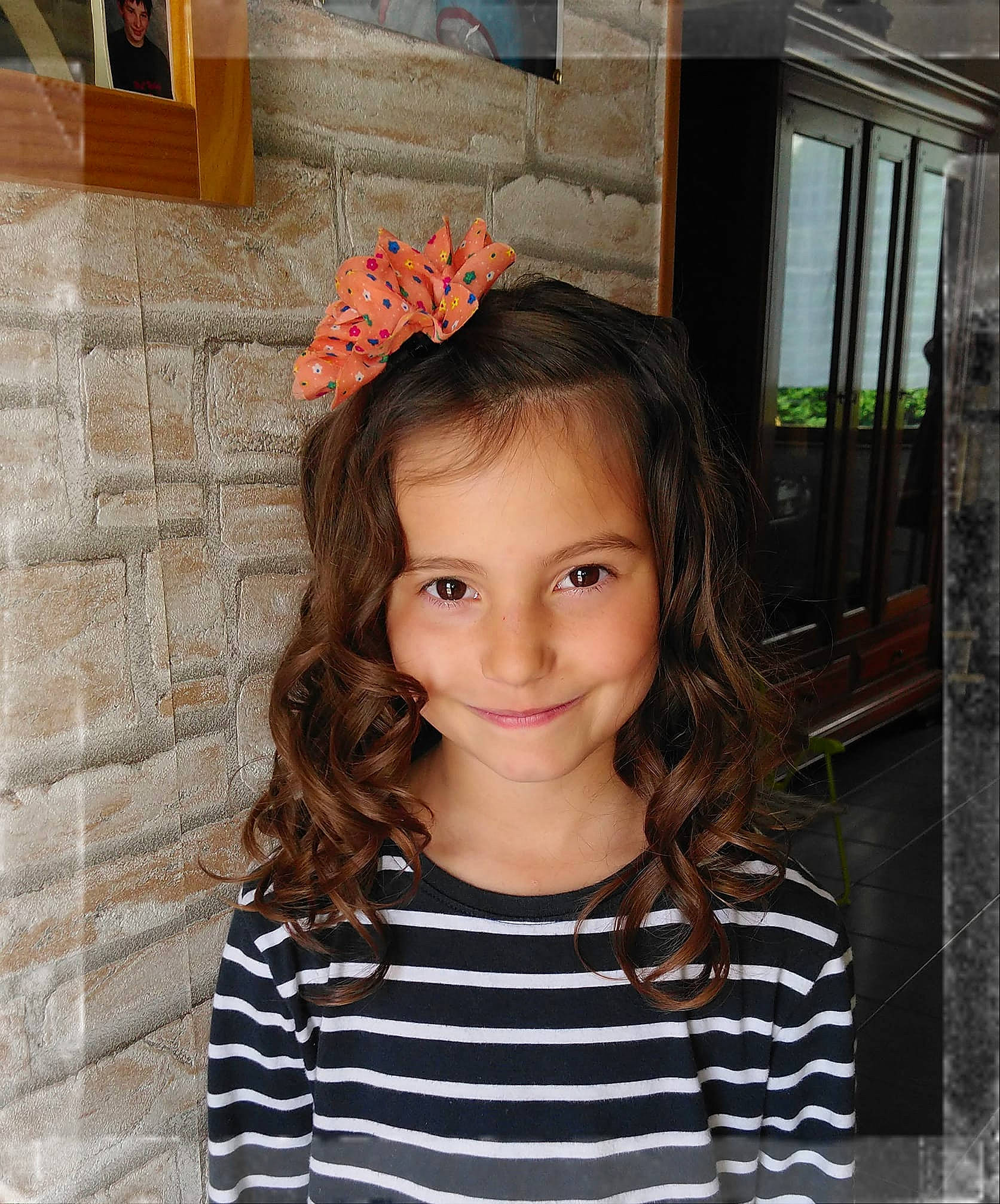 OxanA a rejoint le concours — aidez-le/la à gagner de superbes lots ! brown_hair, child, child_model, girl, hair, hair_accessory, hair_coloring, hairstyle, headband, headpiece, joy, long_hair, person, smile
