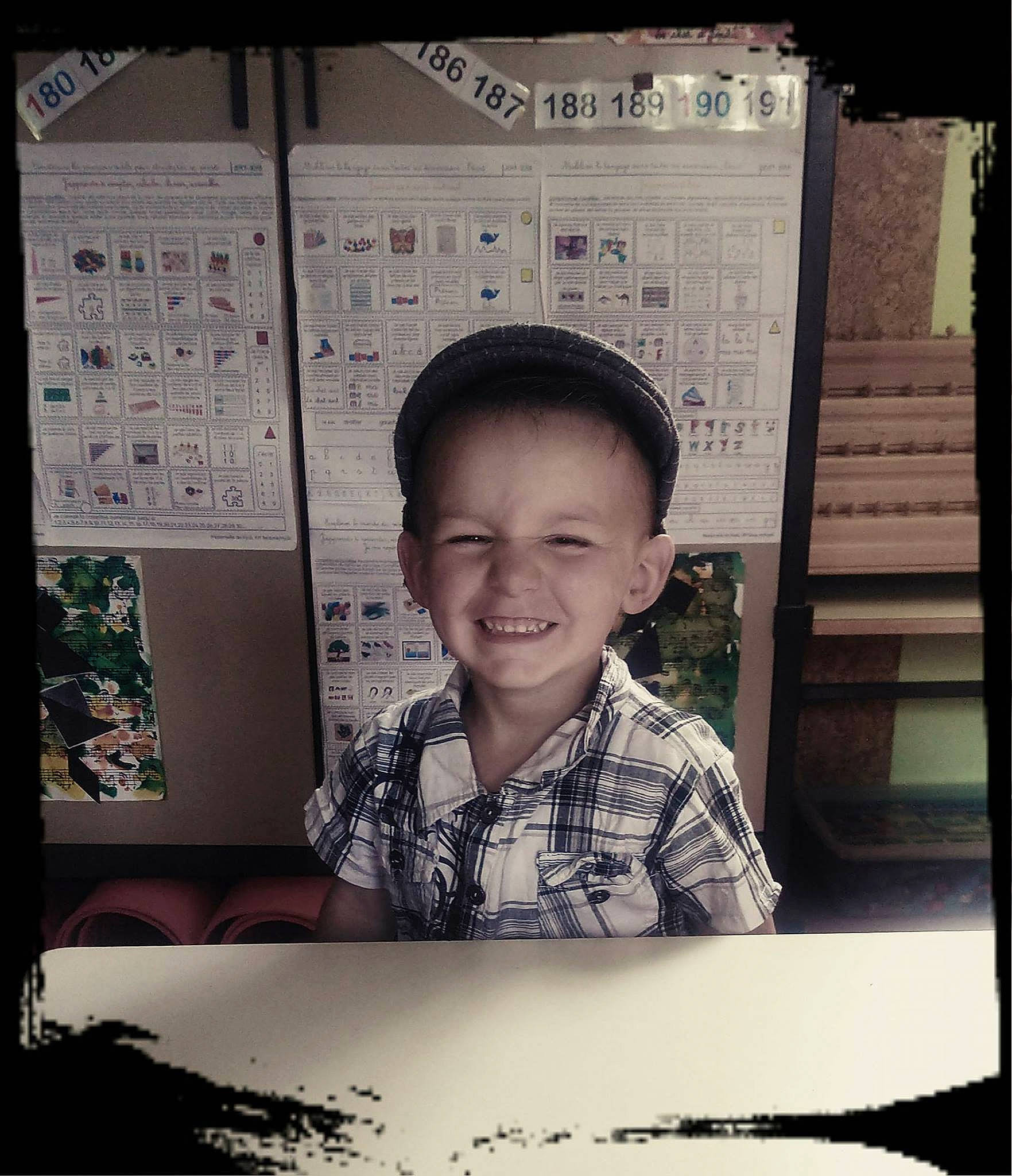 OxanA participe au concours pour gagner de l'argent avec cette photo : child, design, facial_expression, human_behavior, joy, person, photo_caption, smile, snapshot, square, toddler