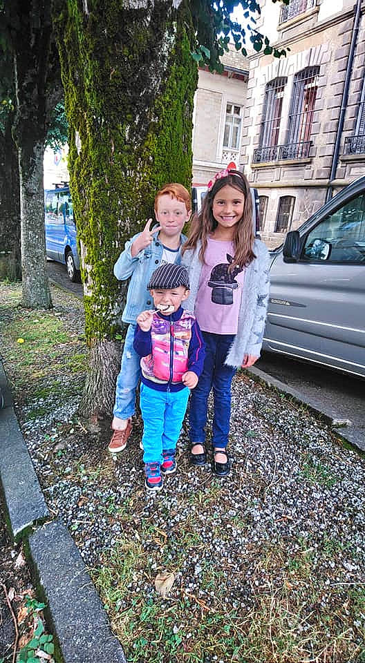 Oliver participe au concours pour gagner de l'argent avec cette photo : child, clothing, day, family, fun, garden, girl, grass, house, joy, people, person, photograph, plant, recreation, sibling, toddler, tree, vacation, winter