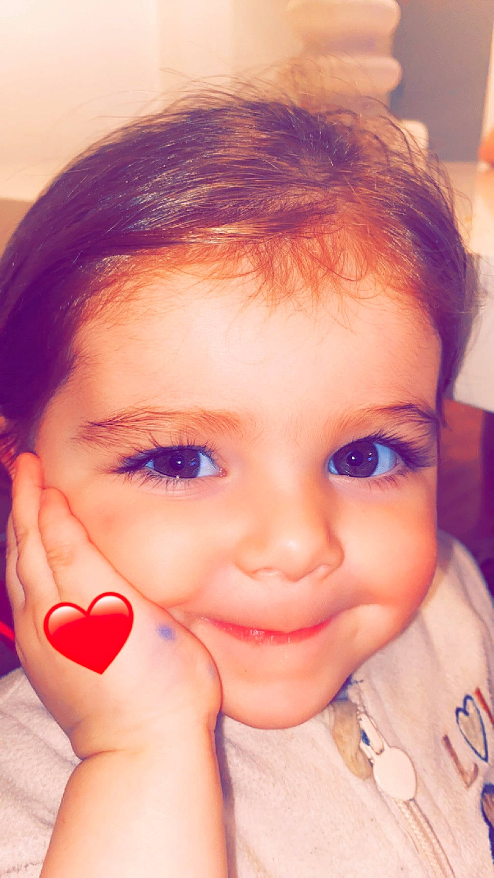 Zina a rejoint le concours — aidez-le/la à gagner de superbes lots ! arm, cheek, chin, ear, eyebrow, eyelash, facial_expression, finger, forehead, hair, hairstyle, hand, iris, jaw, joy, lip, mouth, neck, nose, organ