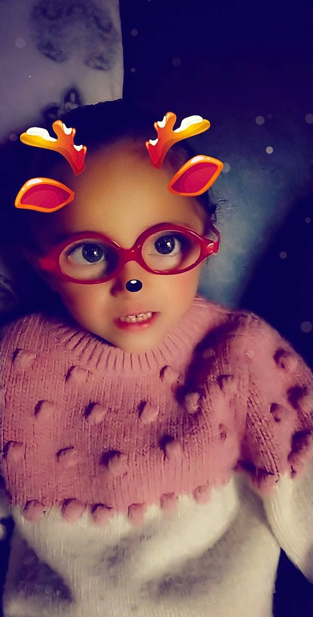 Zoé a rejoint le concours — aidez-le/la à gagner de superbes lots ! art, baby_toys, child, close_up, doll, eyebrow, eyelash, eyewear, fawn, glasses, happy, head, headgear, lip, magenta, nose, person, pink, sunglasses, toy