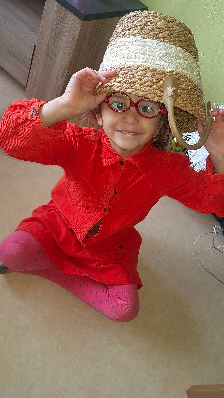 Zoé participe au concours pour gagner de l'argent avec cette photo : baby_toddler_clothing, eye, eyewear, fun, glasses, goggles, happy, hat, head, headgear, headwear, human_body, joy, lip, nose, person, pink, red, sleeve, smile