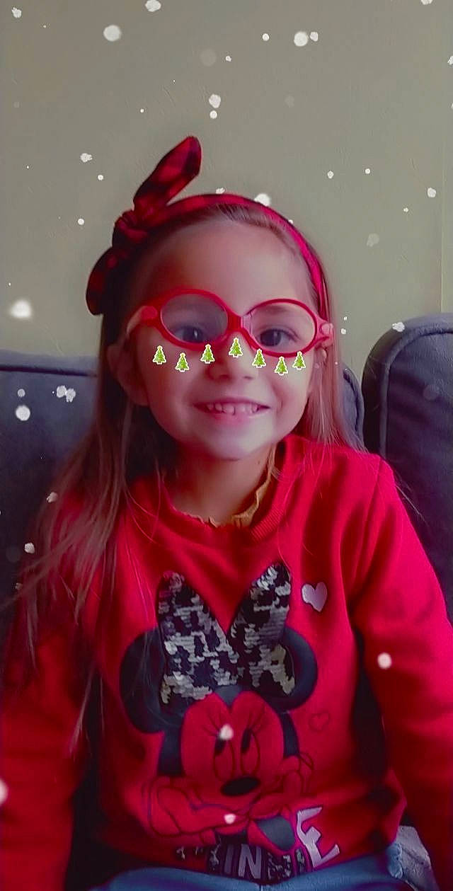 Zoé participe au concours pour gagner de l'argent avec cette photo : baby_toddler_clothing, clothing, cool, eyewear, fashion, glasses, goggles, happy, head, joy, lip, magenta, outerwear, person, pink, purple, sleeve, smile, sunglasses, textile