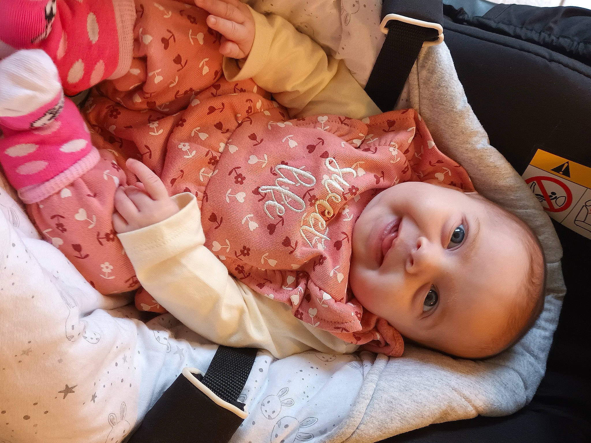 Romane participe au concours pour gagner de l'argent avec cette photo : baby, baby_products, baby_toddler_clothing, carmine, cheek, child, comfort, dress, event, happy, hat, human_body, human_leg, joy, leg, nail, pattern, peach, person, pink