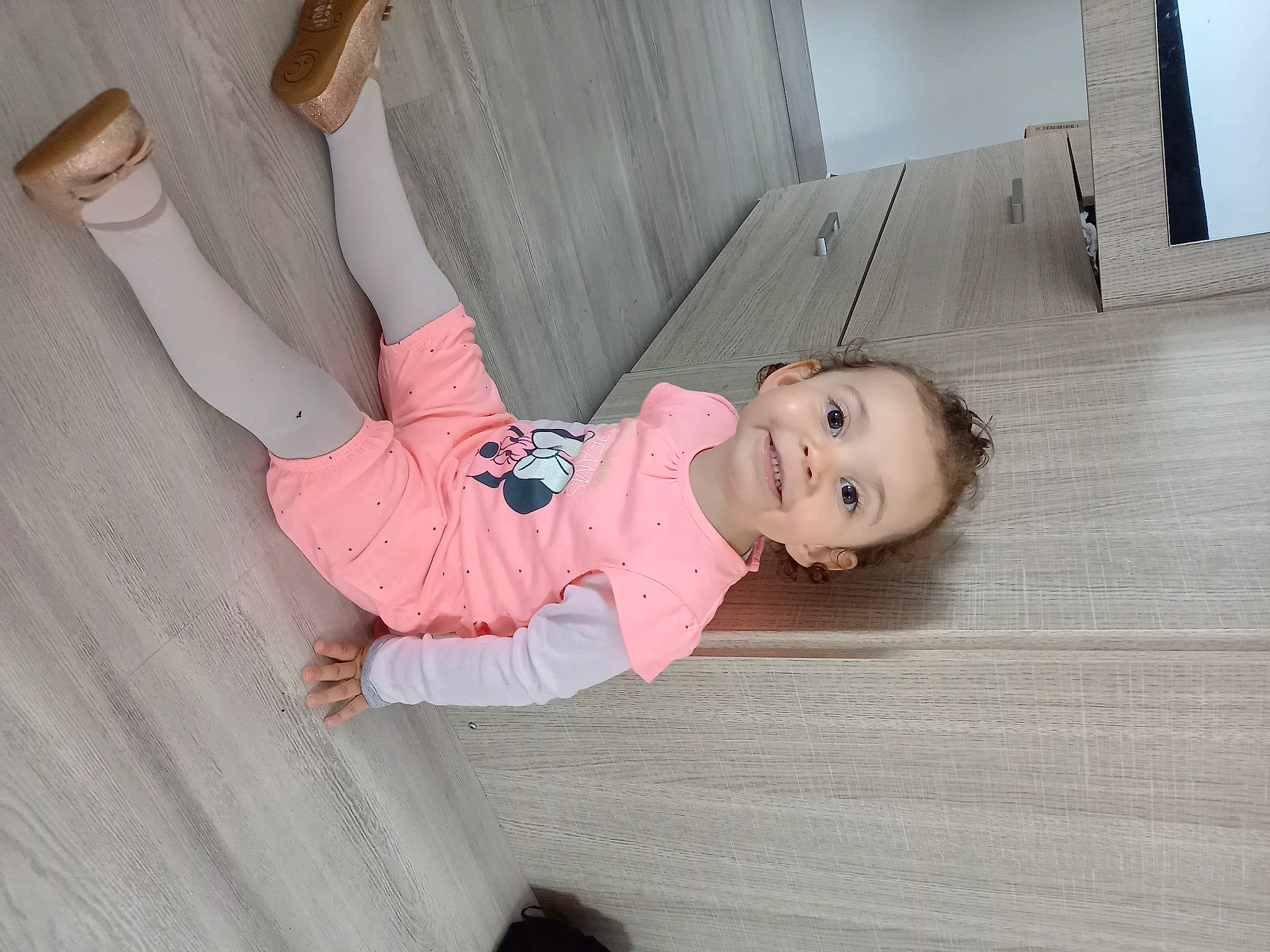 Juliana participe au concours pour gagner de l'argent avec cette photo : baby, baby_toddler_clothing, child, comfort, elbow, eye, floor, flooring, fun, happy, hardwood, joy, knee, magenta, person, pink, sitting, sleeve, smile, sock