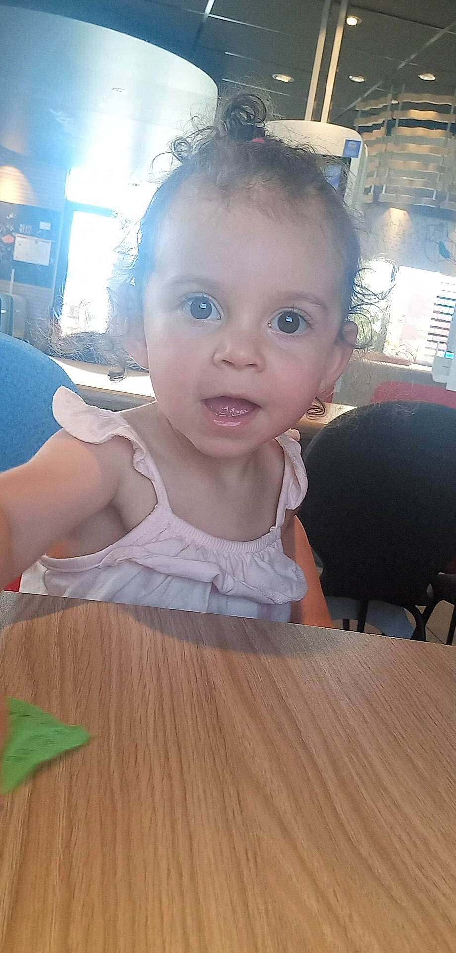 Juliana participe au concours pour gagner de l'argent avec cette photo : baby, baby_toddler_clothing, cheek, chin, ear, eyelash, finger, flooring, hairstyle, happy, iris, lip, mammal, mouth, nose, person, skin, smile, table, toddler