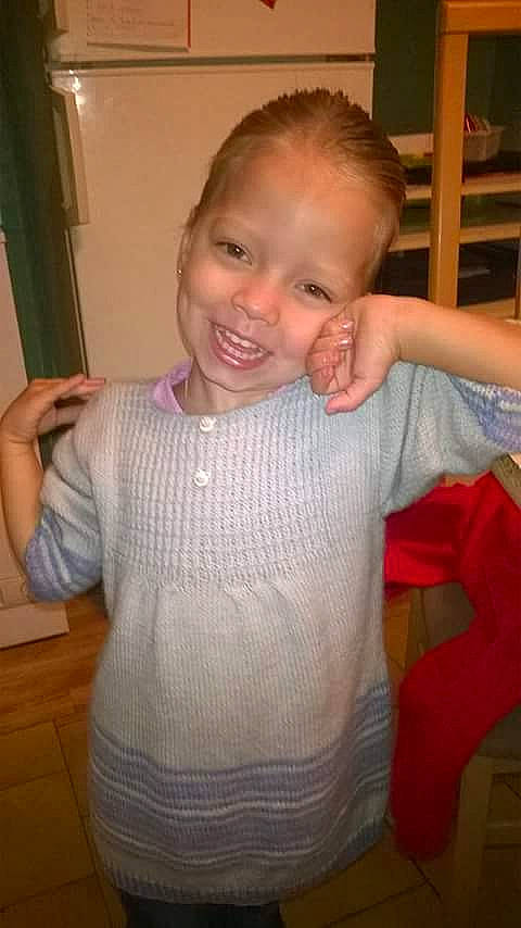 Imaya a rejoint le concours — aidez-le/la à gagner de superbes lots ! arm, cheek, child, ear, face, finger, gesture, head, joy, neck, nose, person, shoulder, skin, sleeve, smile, standing, t_shirt, thumb, toddler