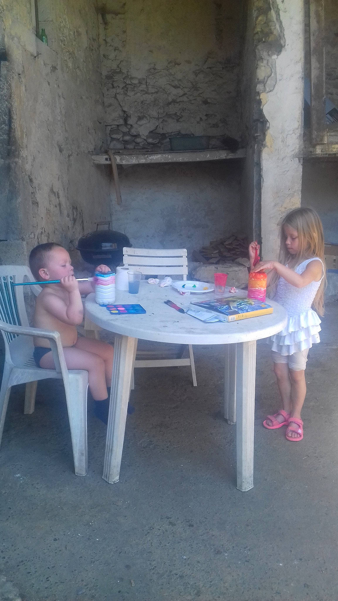 Imaya participe au concours pour gagner de l'argent avec cette photo : chair, child, furniture, outdoor_table, person, sitting, table