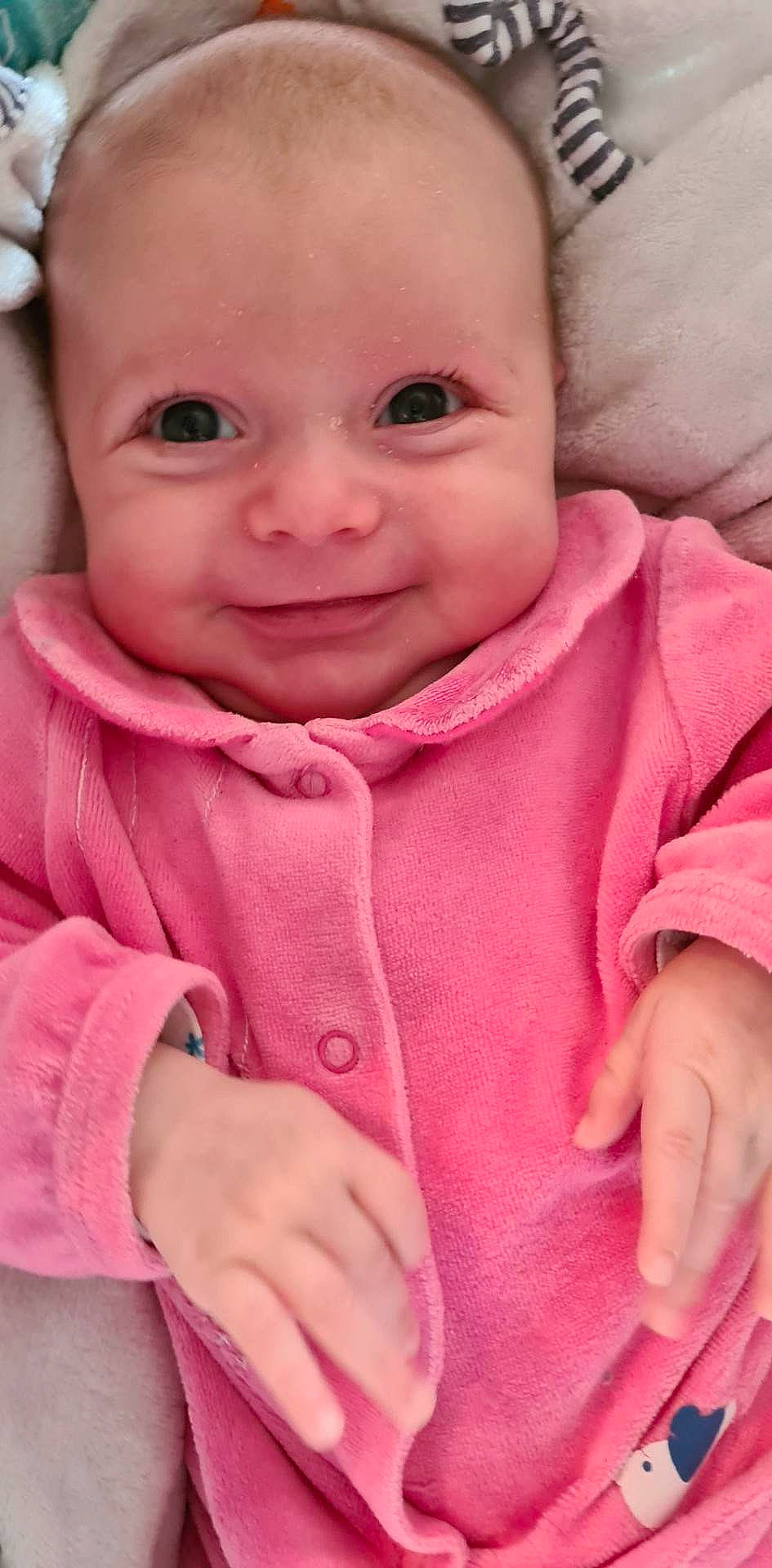 Louise a rejoint le concours — aidez-le/la à gagner de superbes lots ! baby, baby_toddler_clothing, cheek, comfort, ear, finger, gesture, happy, human_body, iris, joy, lip, magenta, mouth, nose, person, pink, skin, sleeve, smile