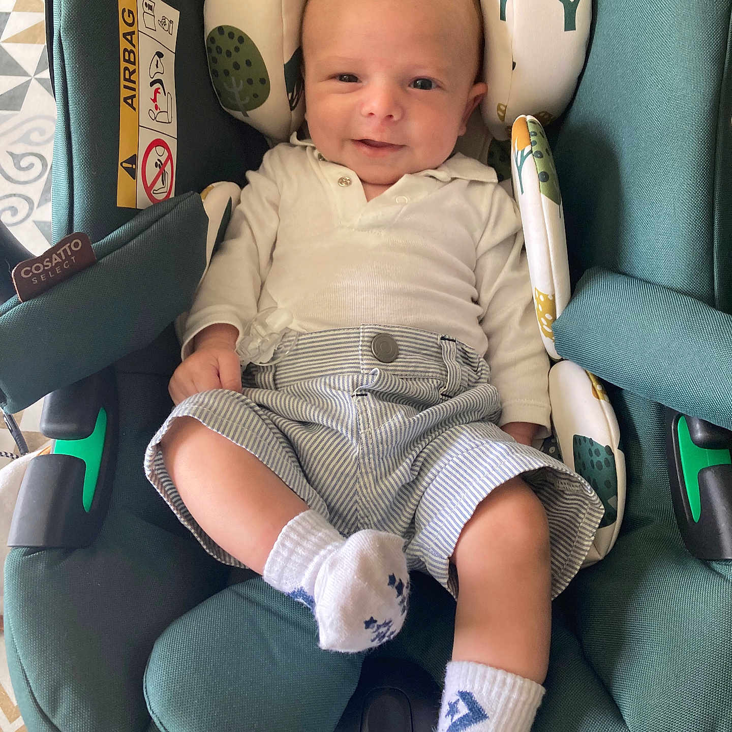 Ischell participe au concours pour gagner de l'argent avec cette photo : baby, car_seat, child, clothing, comfort, cute, face, footwear, green_cushion, happy, indoor, infant, patterned_pillow, person, portrait, seated, smile, striped_shorts, white_shirt, white_socks
