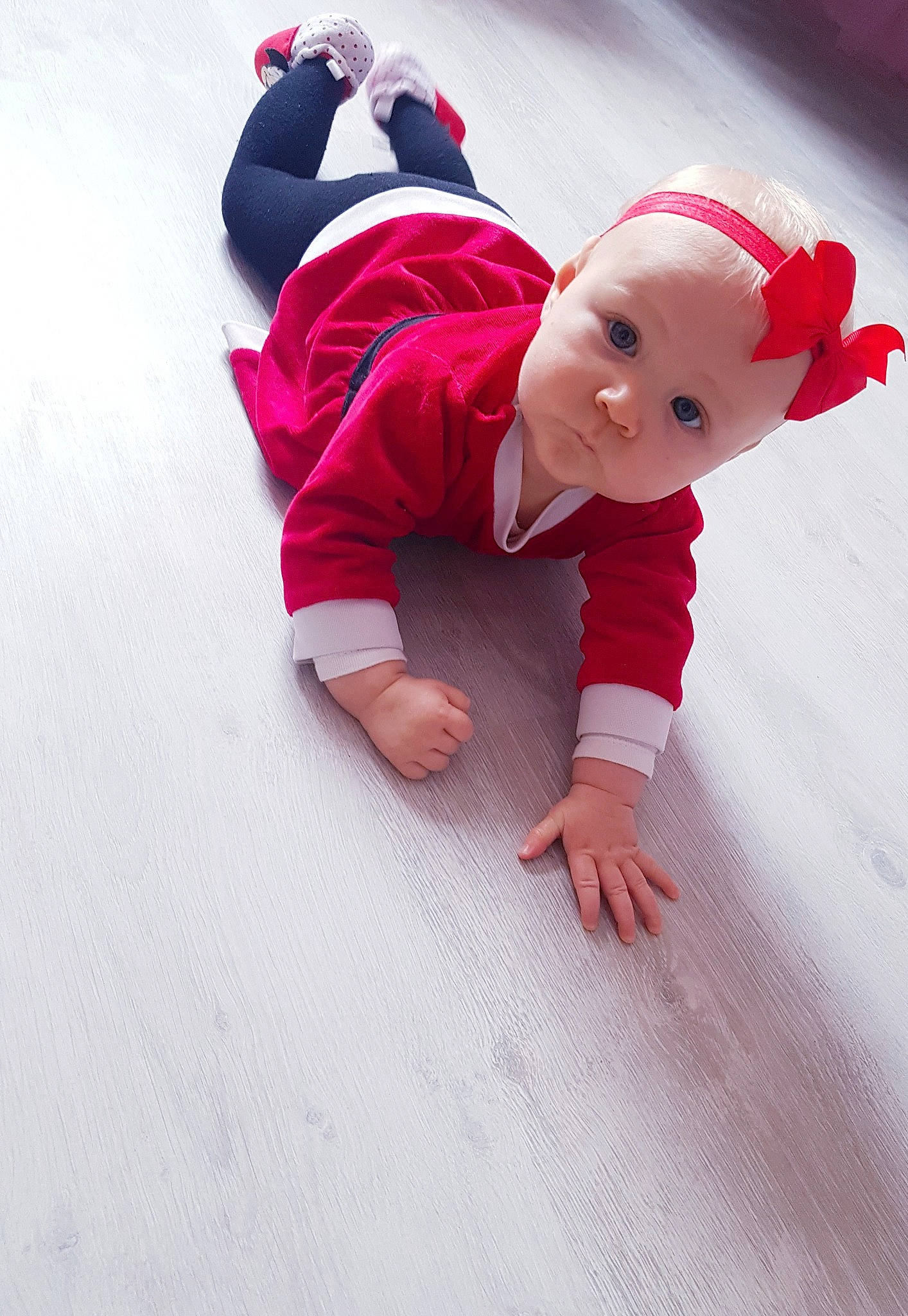 Keylia participe au concours pour gagner de l'argent avec cette photo : child, costume, flooring, fun, girl, infant, person, pink, red, skin, toddler, white