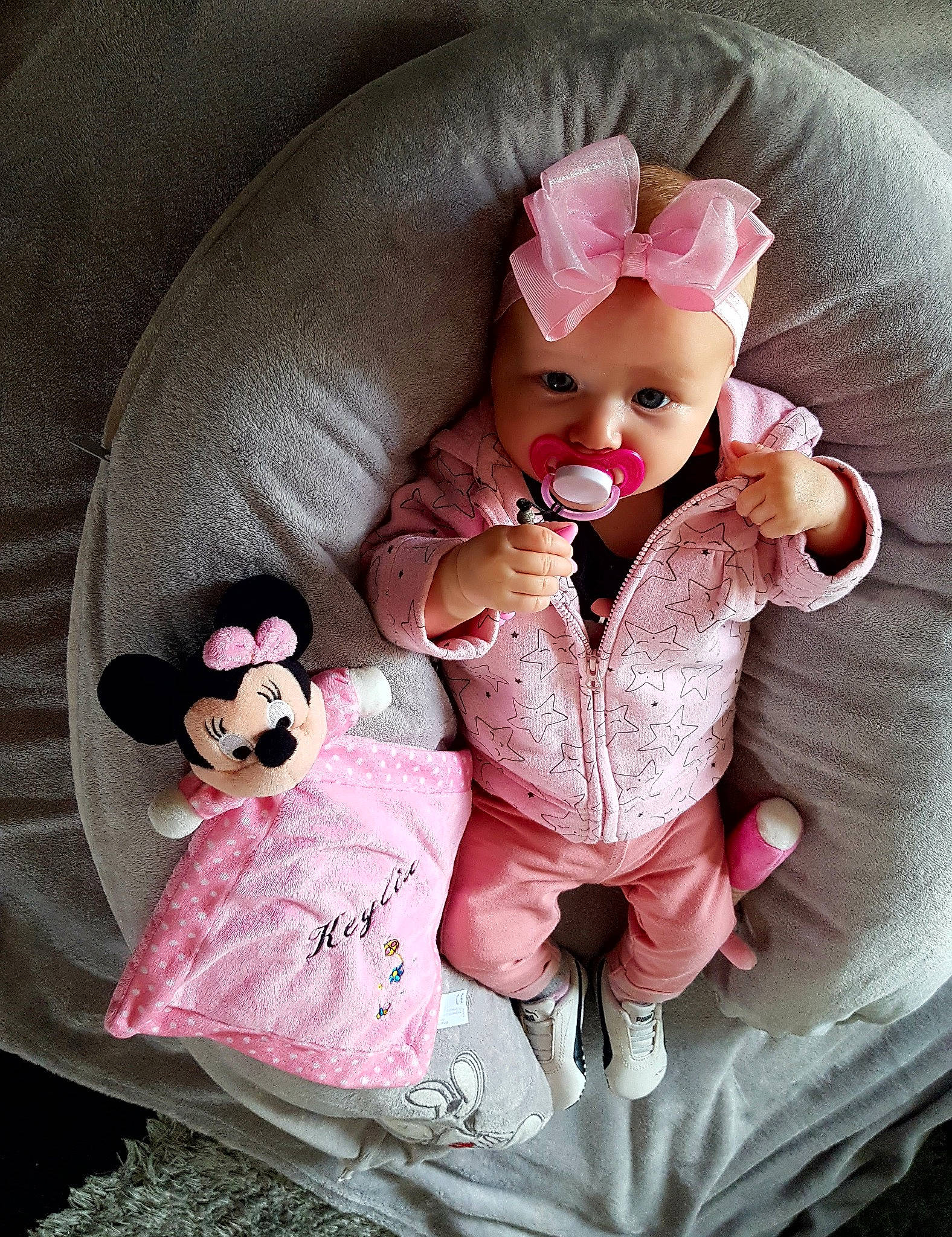 Keylia participe au concours pour gagner de l'argent avec cette photo : child, doll, flower, girl, infant, person, pink, product, skin, teddy_bear, textile, toddler, toy