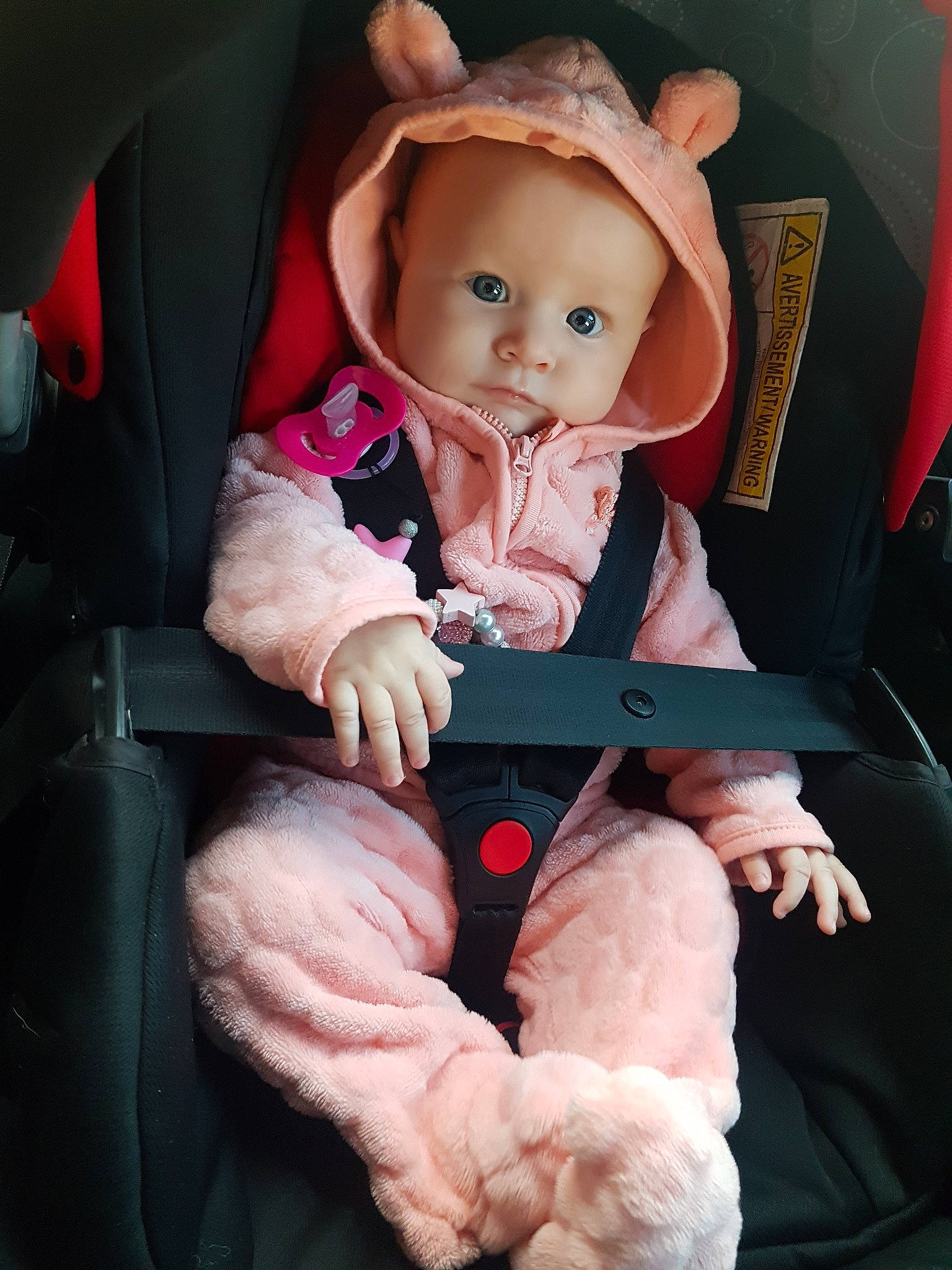 Keylia a rejoint le concours — aidez-le/la à gagner de superbes lots ! car_seat, child, ear, eye, finger, girl, hand, infant, mouth, person, pink, product, skin, textile, toddler